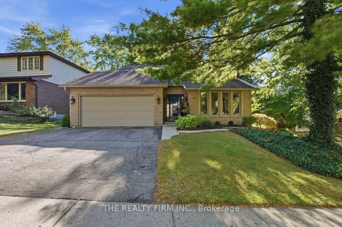 11 SOMERSET Crescent — photo 1