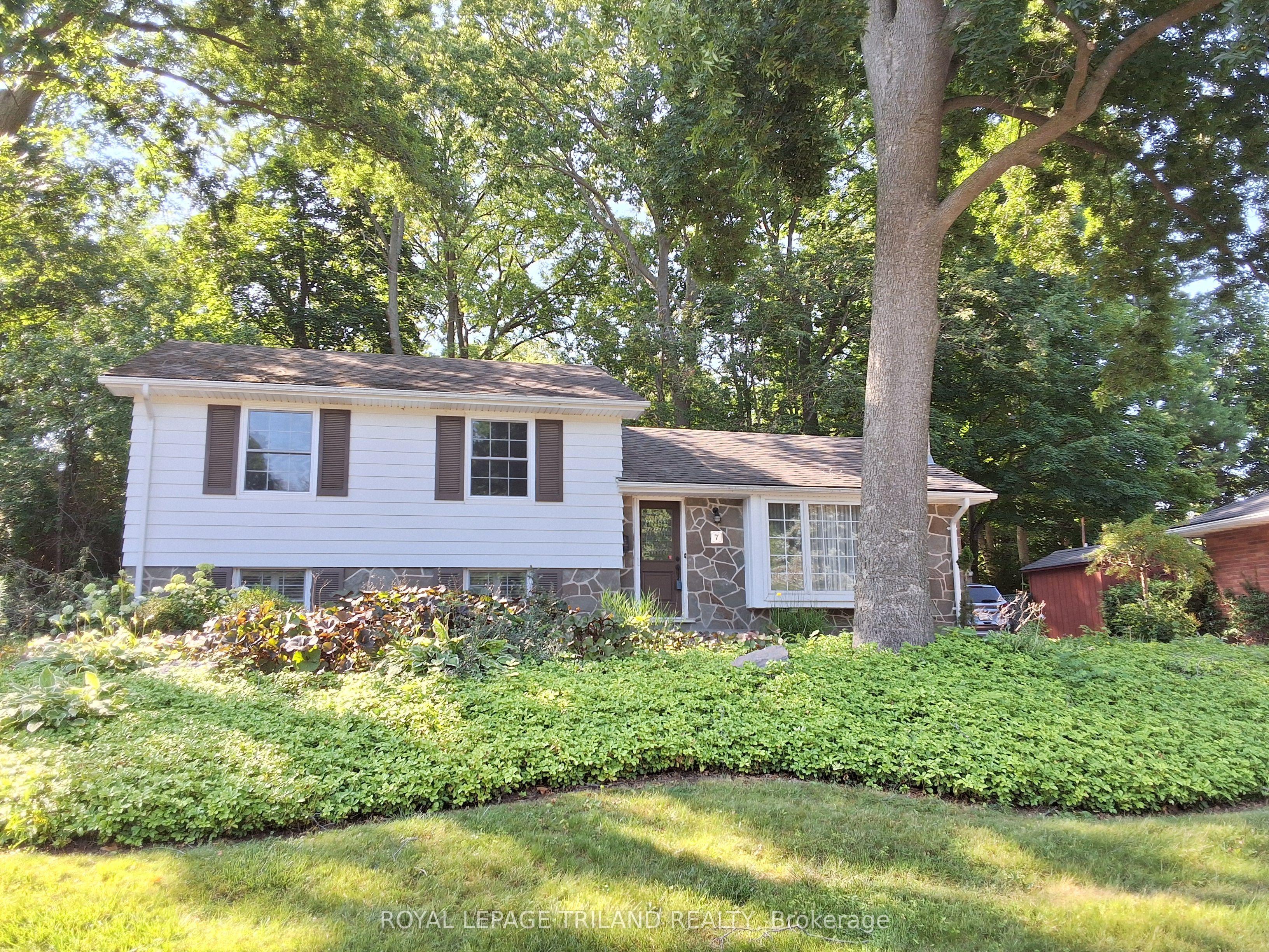 7 Briarhill Place — photo 1