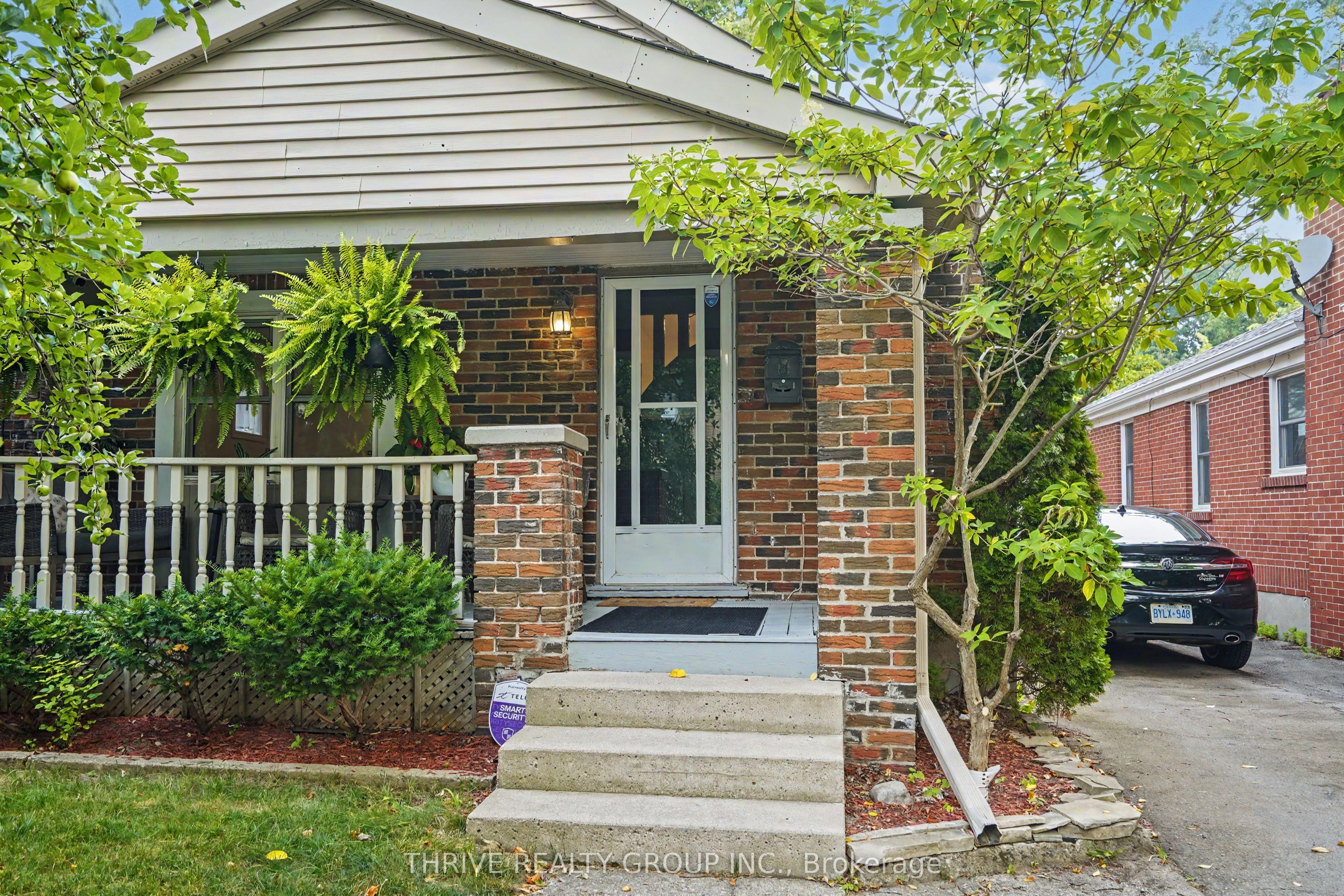 10 Byron Avenue E — photo 1