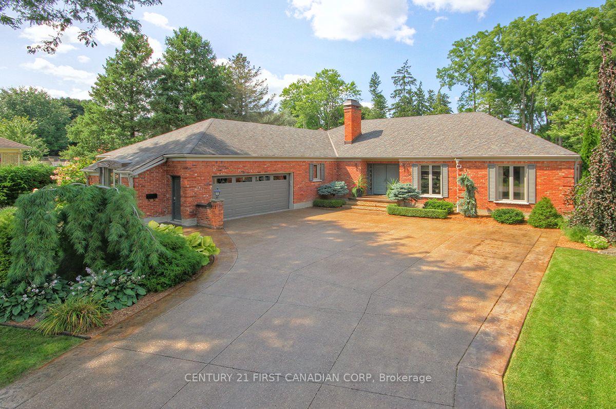 811 Clearview Crescent — photo 1