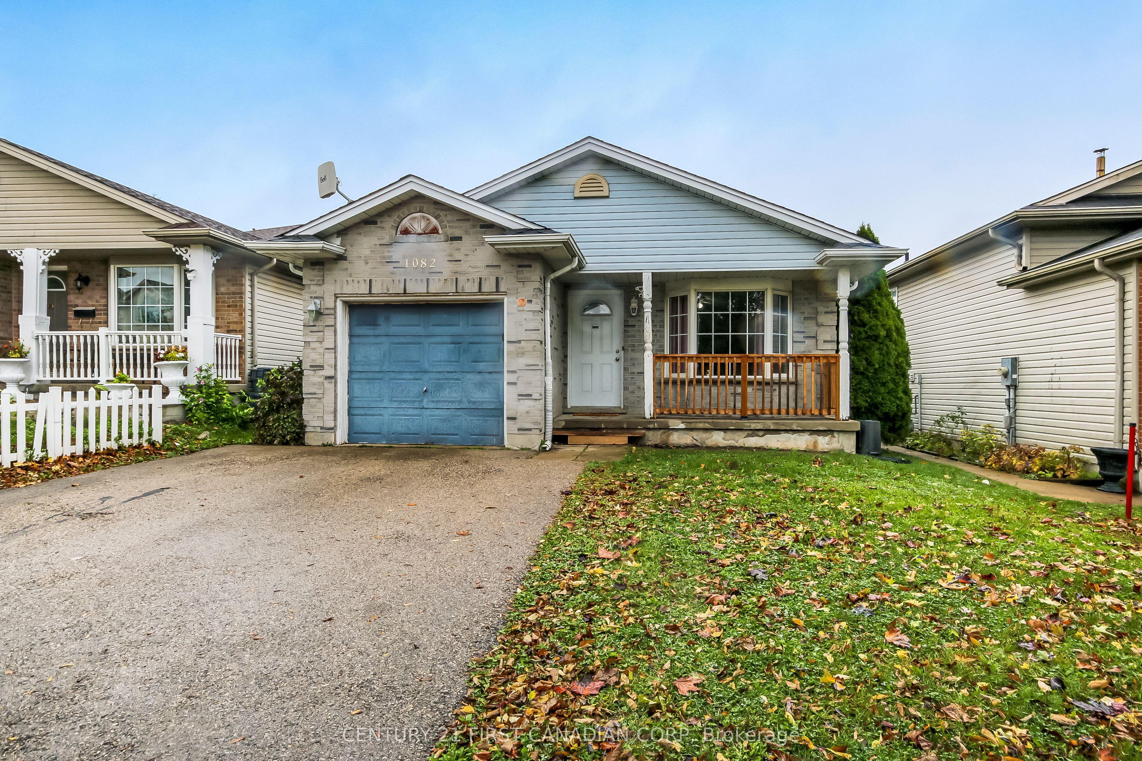 1082 Farnsborough Crescent — photo 1