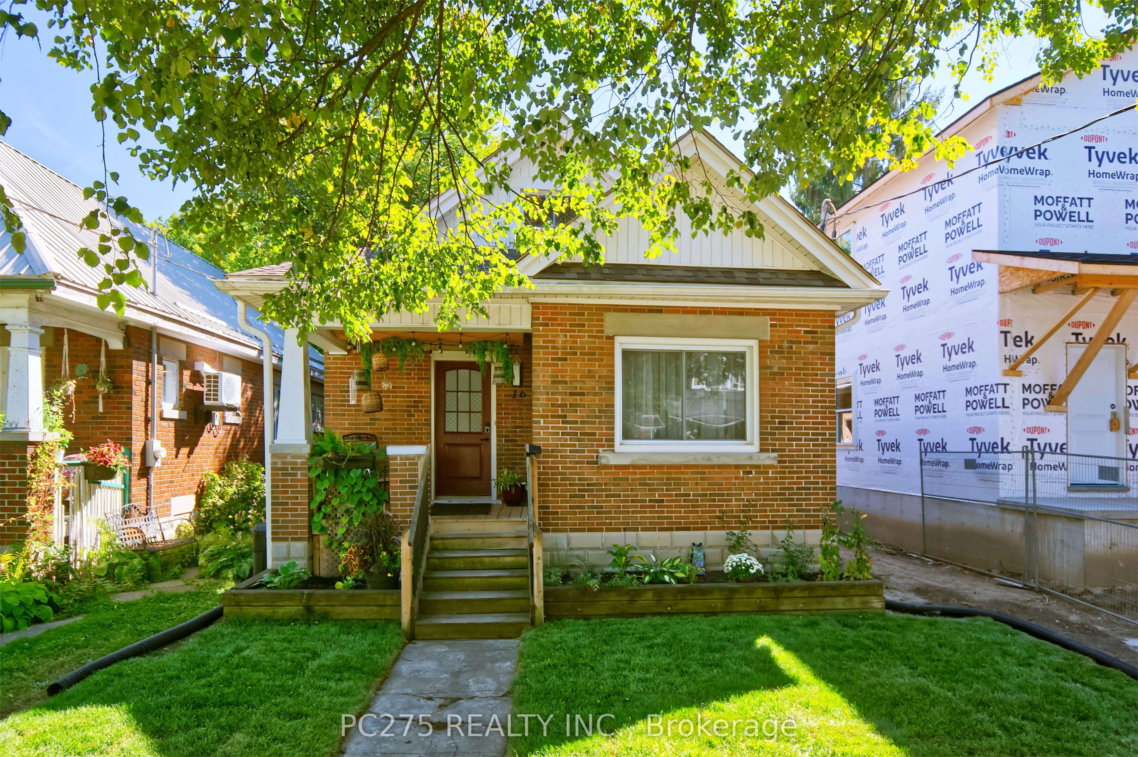 16 Barrington Avenue — photo 1