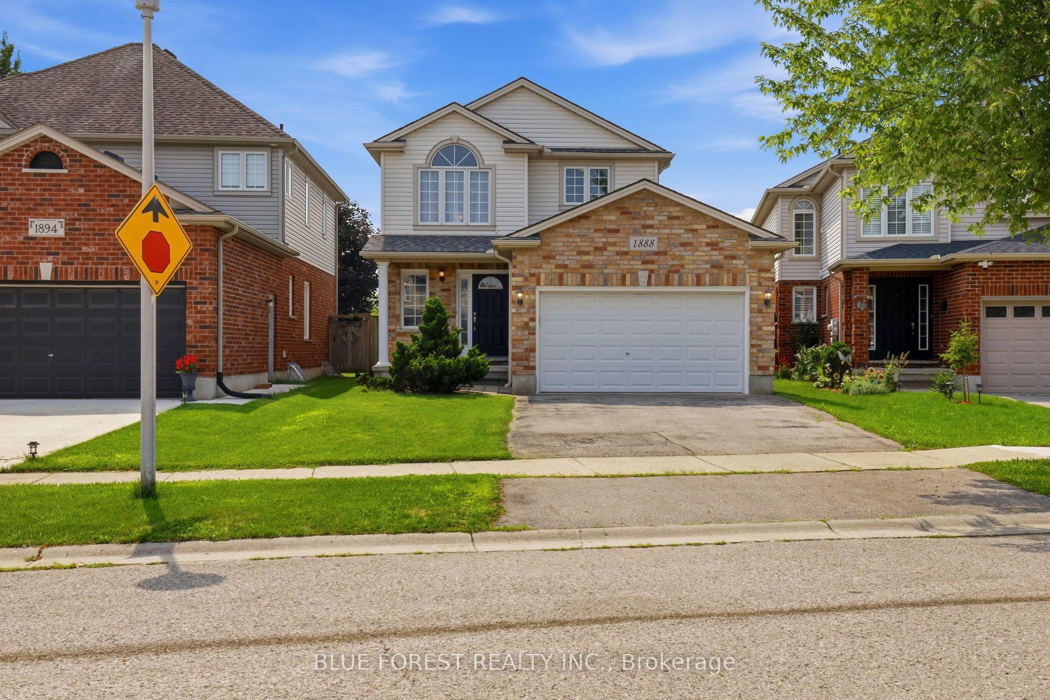 1888 Stackhouse Crescent — photo 1