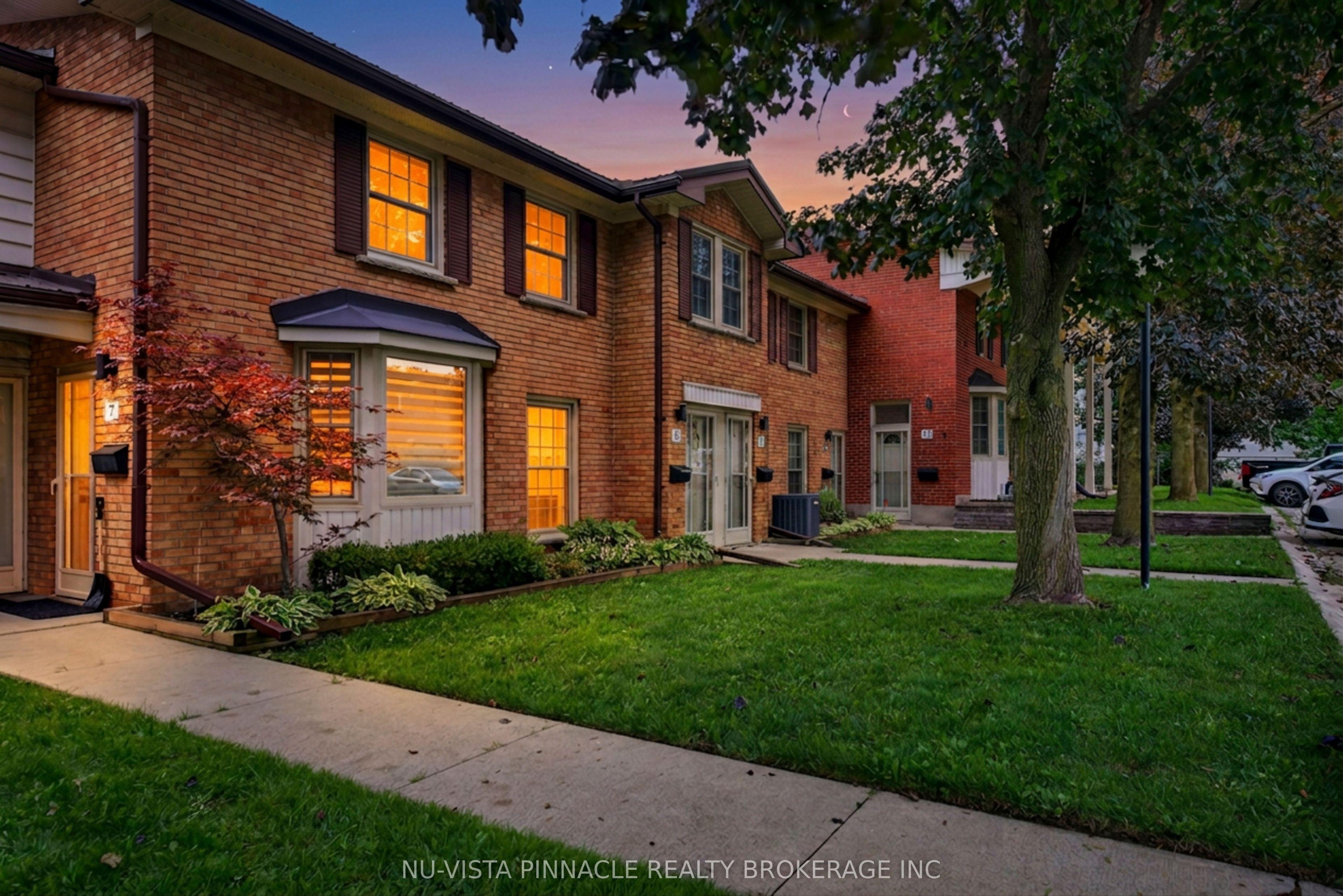 7 Arbour Glen Crescent — photo 1