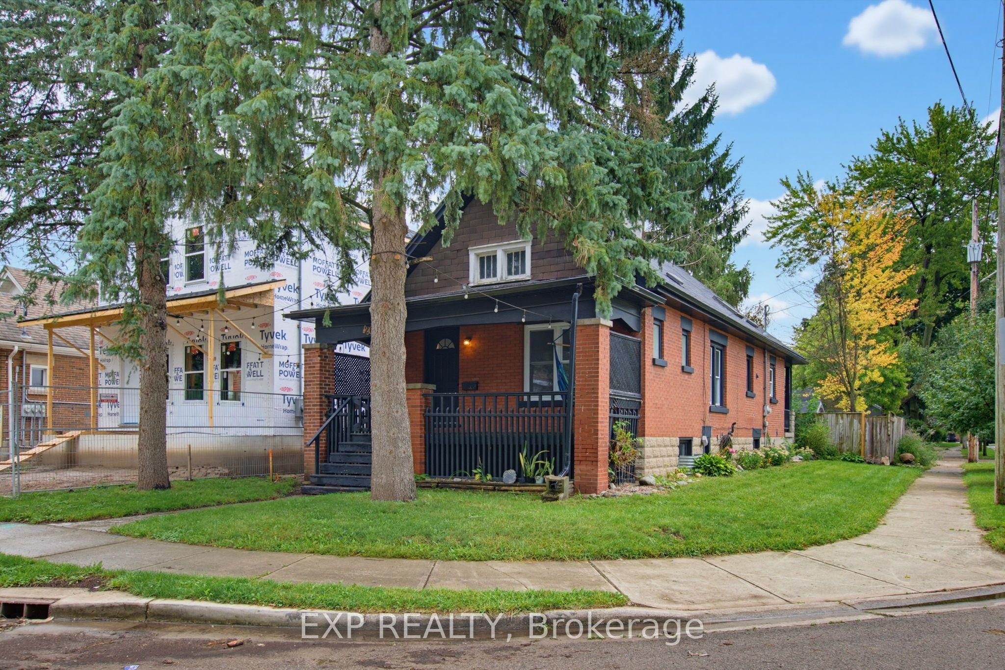 20 Barrington Avenue — photo 1
