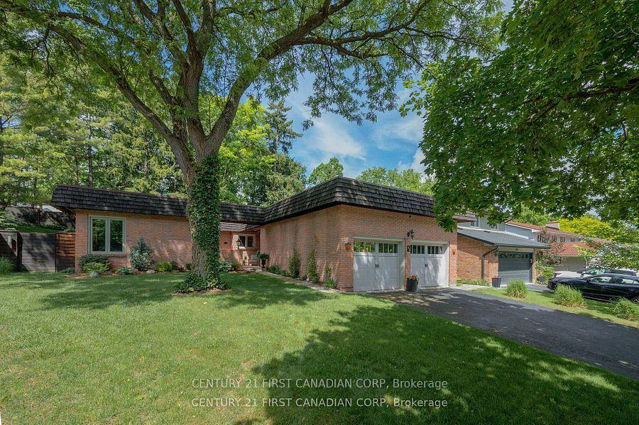 43 Compton Crescent — photo 1