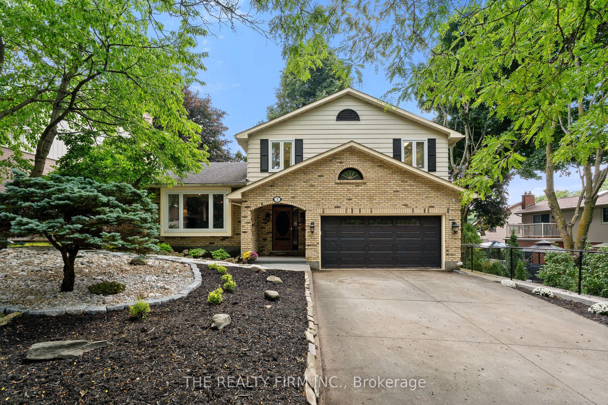 7 Somerset Crescent — photo 1