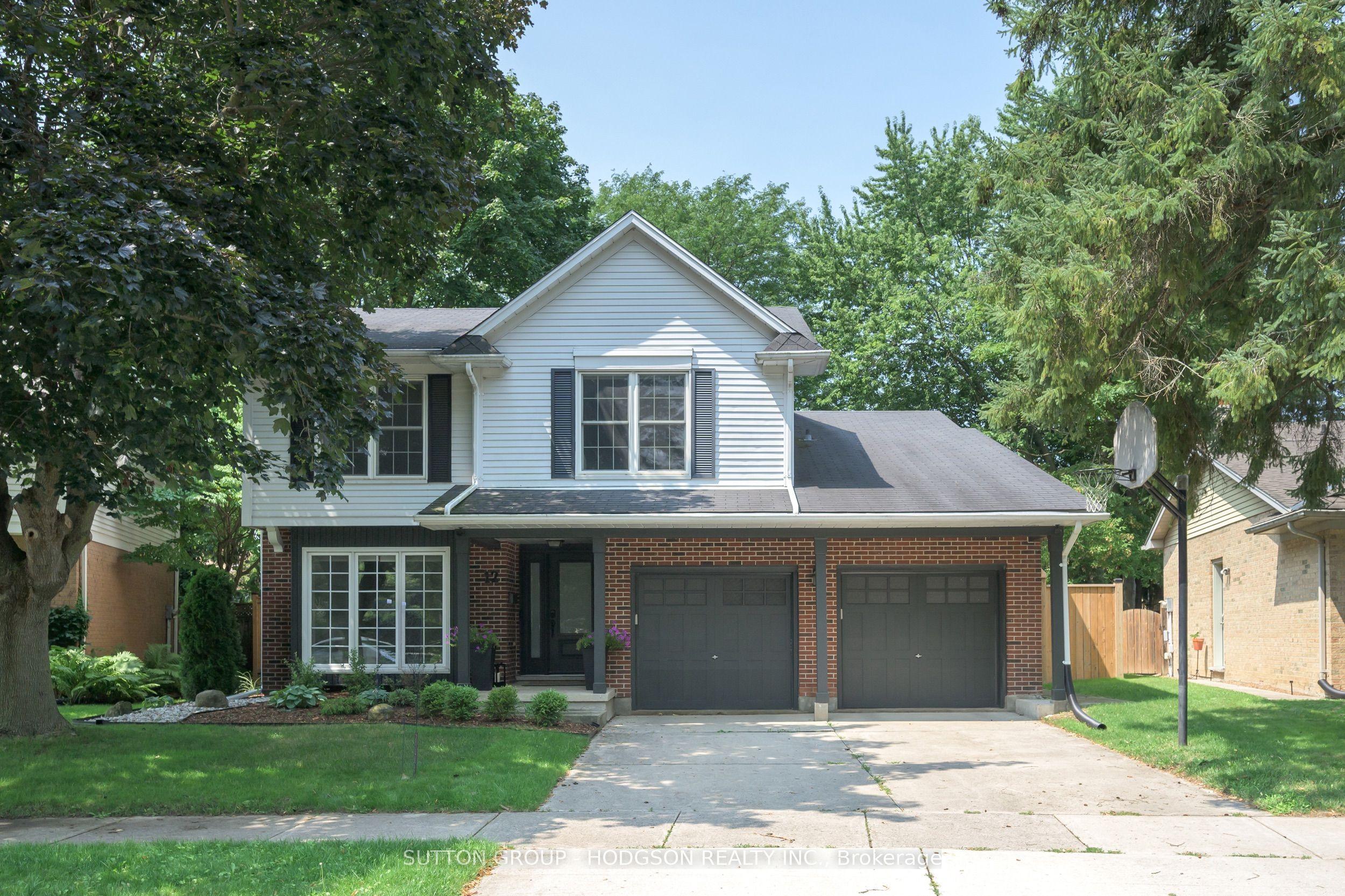 12 Spencer Crescent — photo 1