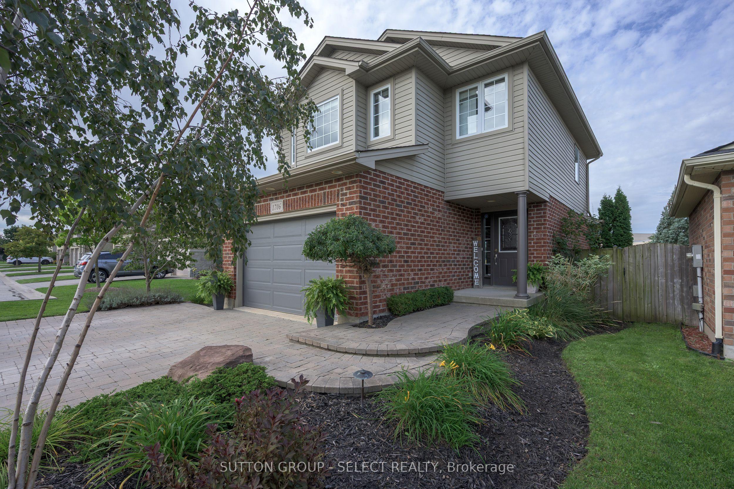 1706 Bayswater Crescent — photo 1