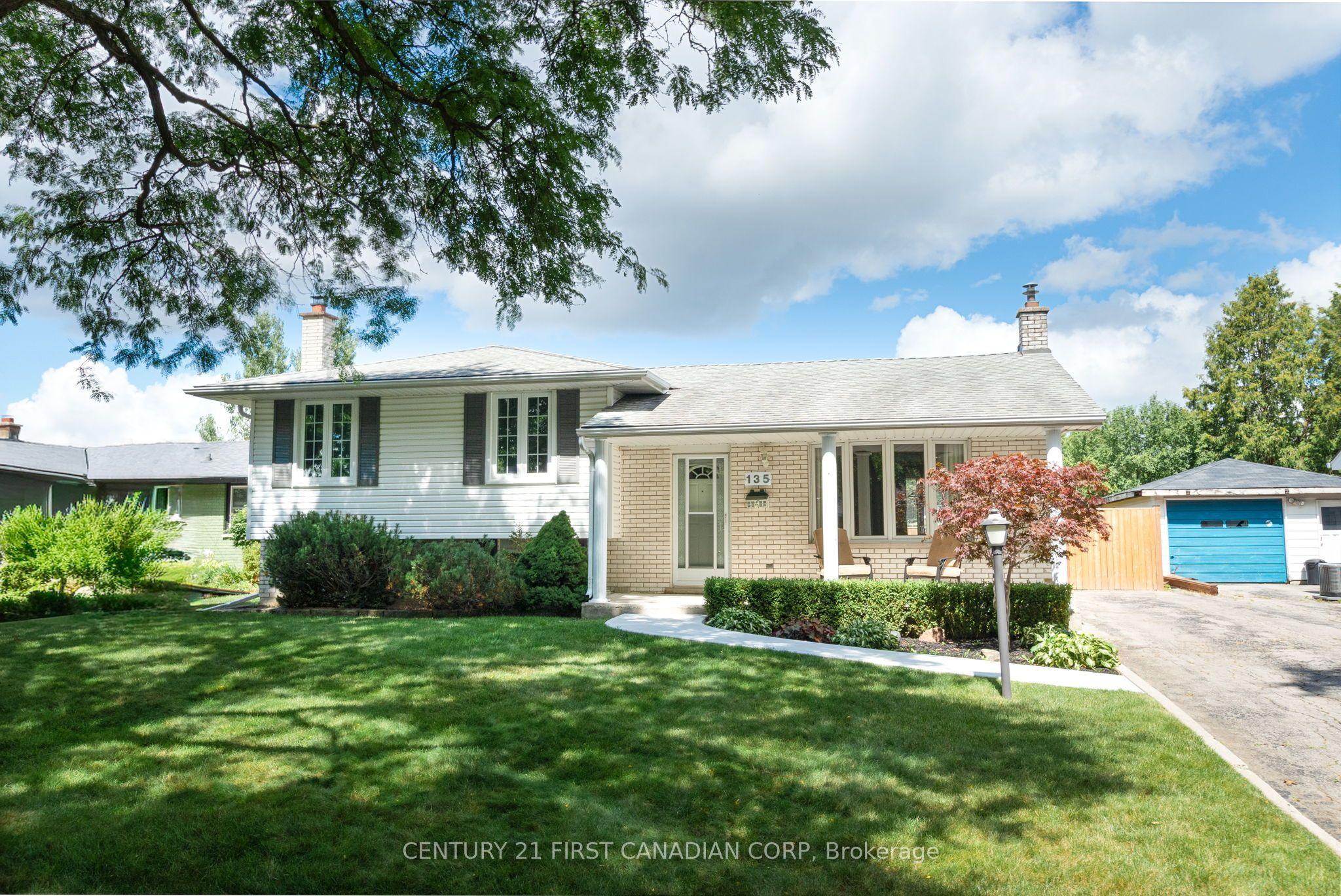 135 Downing Crescent — photo 1