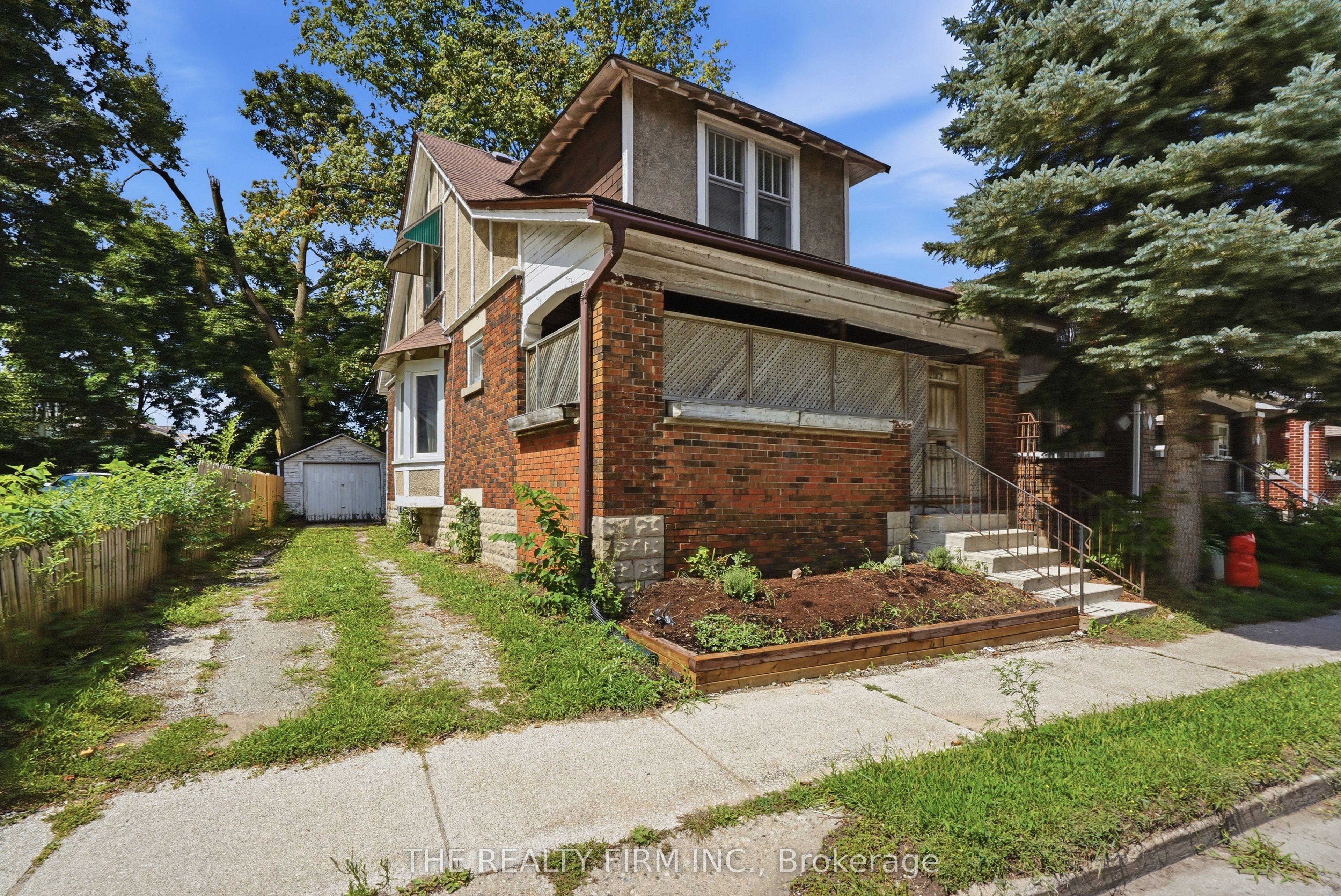35 Wharncliffe Road S — photo 1