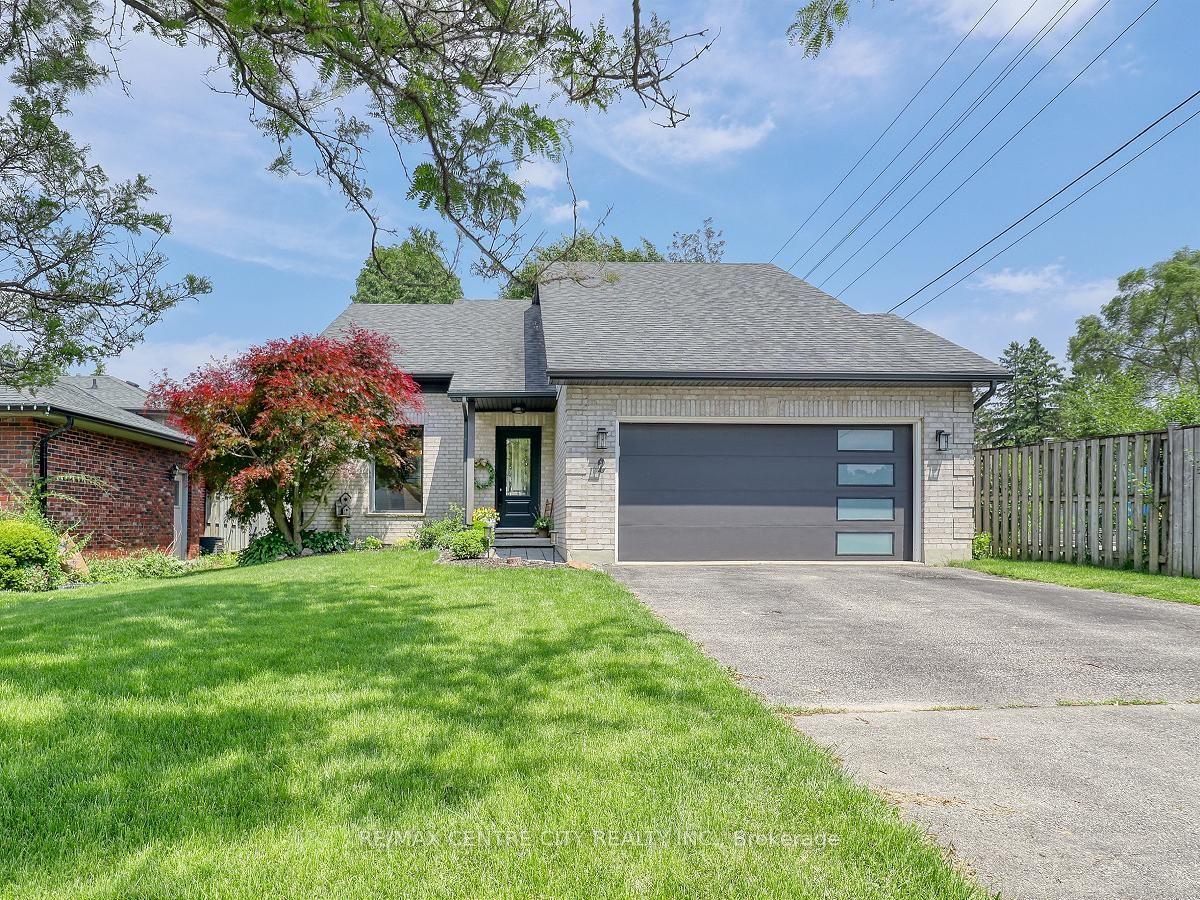2 Stoneycreek Crescent — photo 1