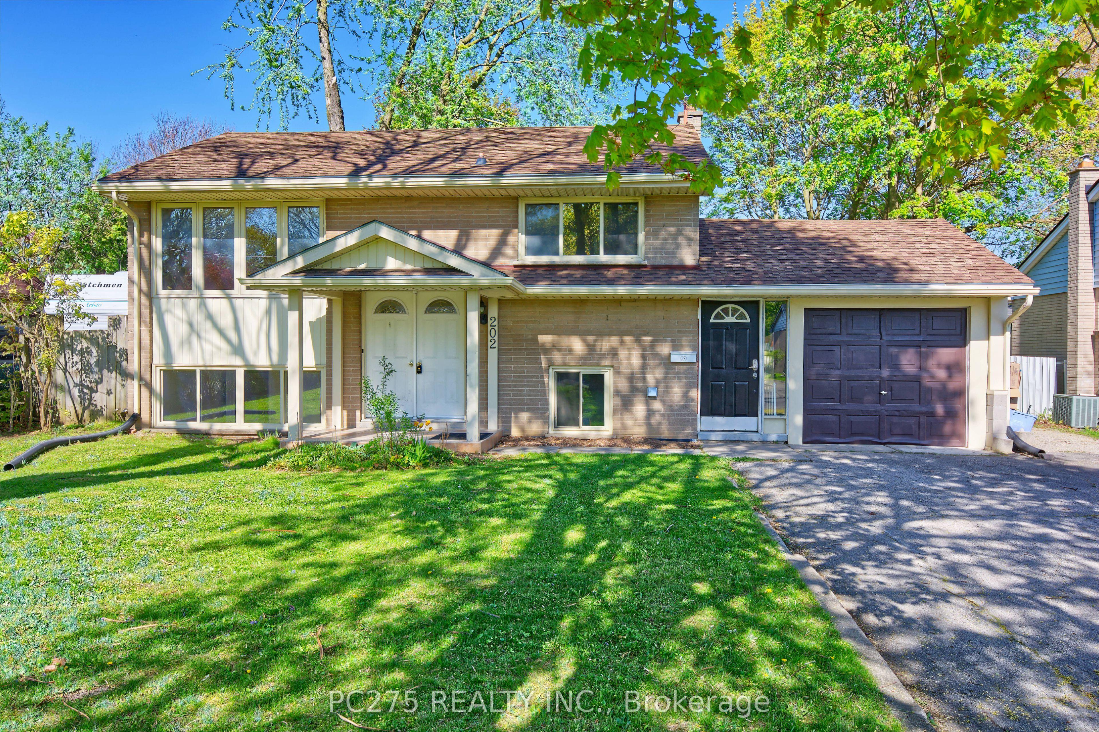 202 Michaelmas Street — photo 1