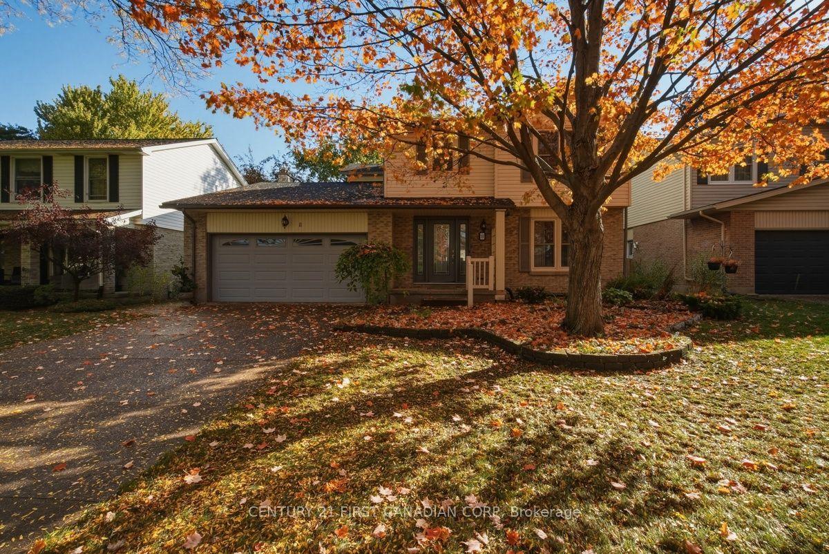 11 Four Oaks Crescent — photo 1
