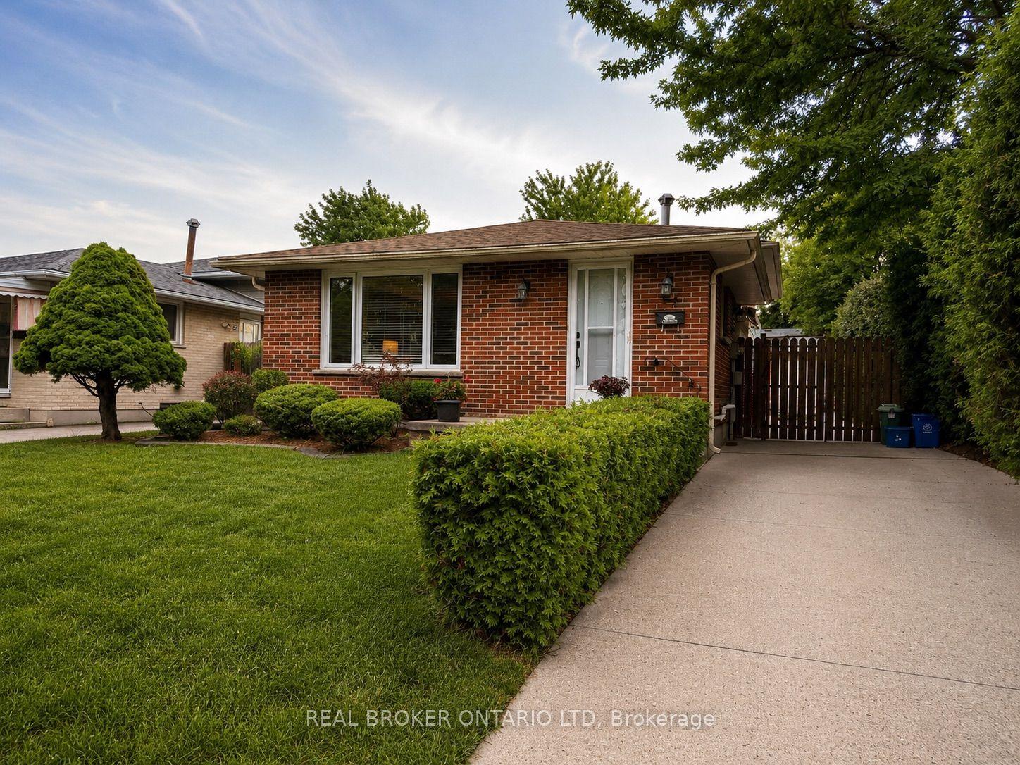 95 Clifton Crescent S — photo 1