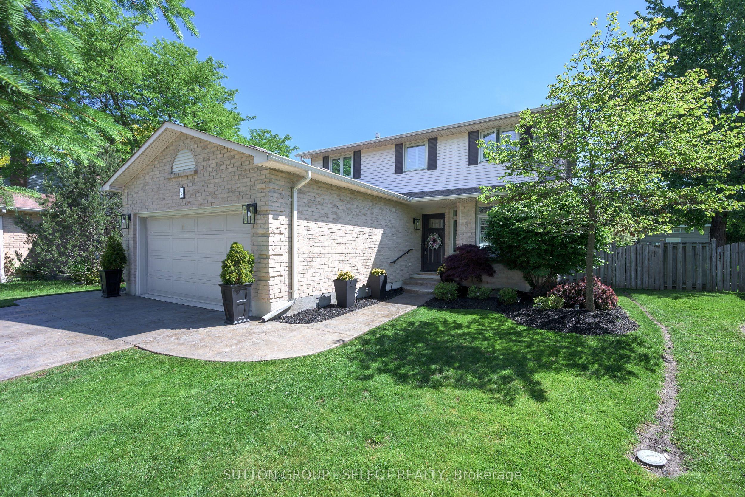 12 Banting Crescent — photo 1