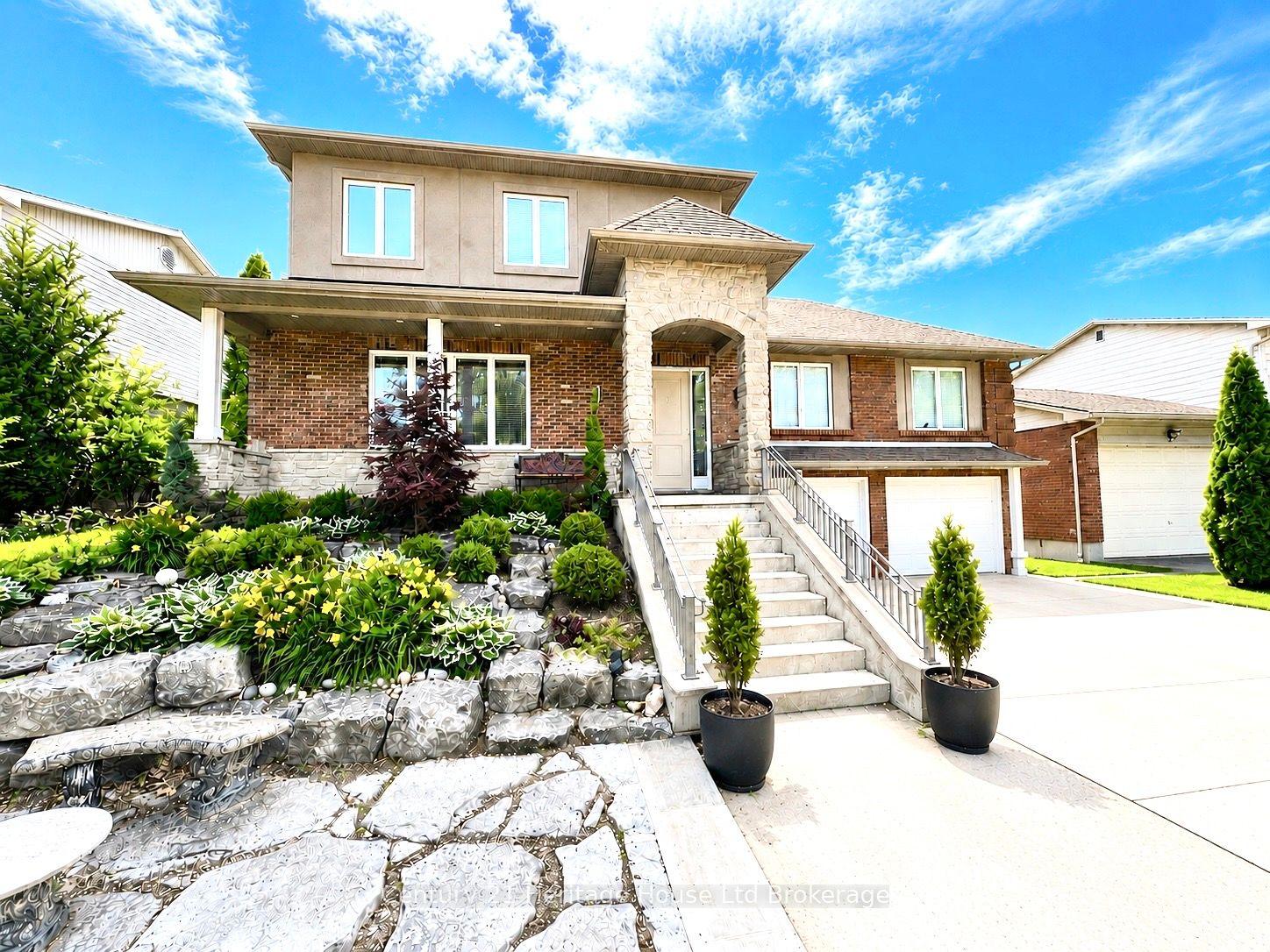 61 Applewood Crescent — photo 1