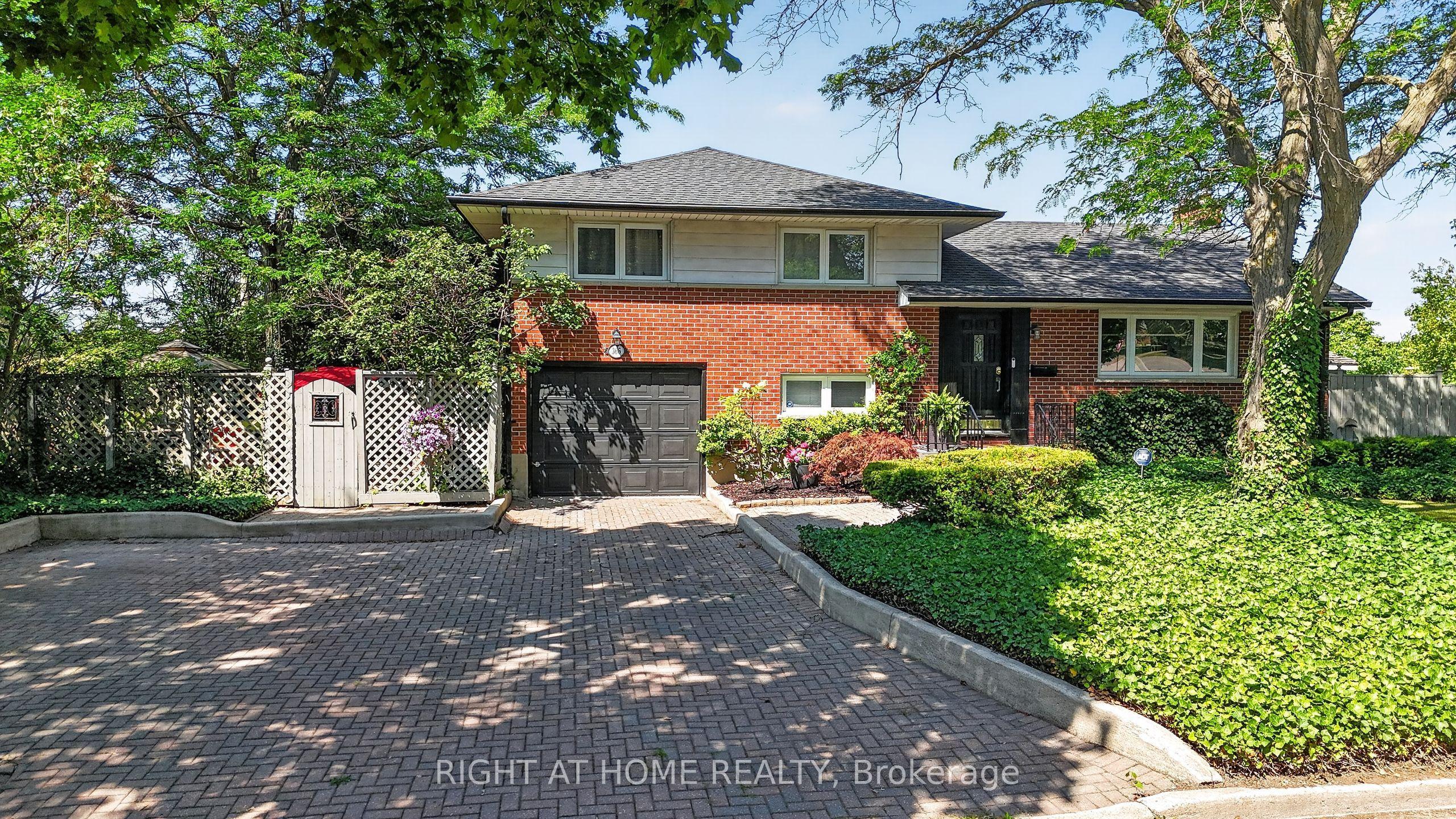 366 Burlington Crescent — photo 1