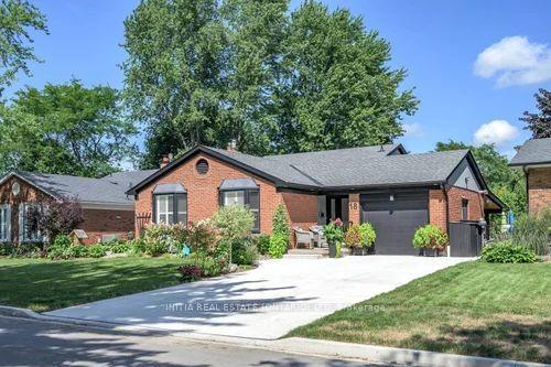 18 Hammond Crescent — photo 1