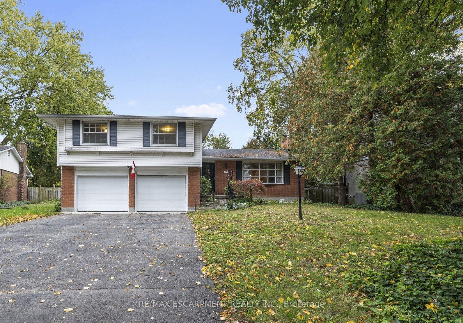 99 Runnymede Crescent — photo 1