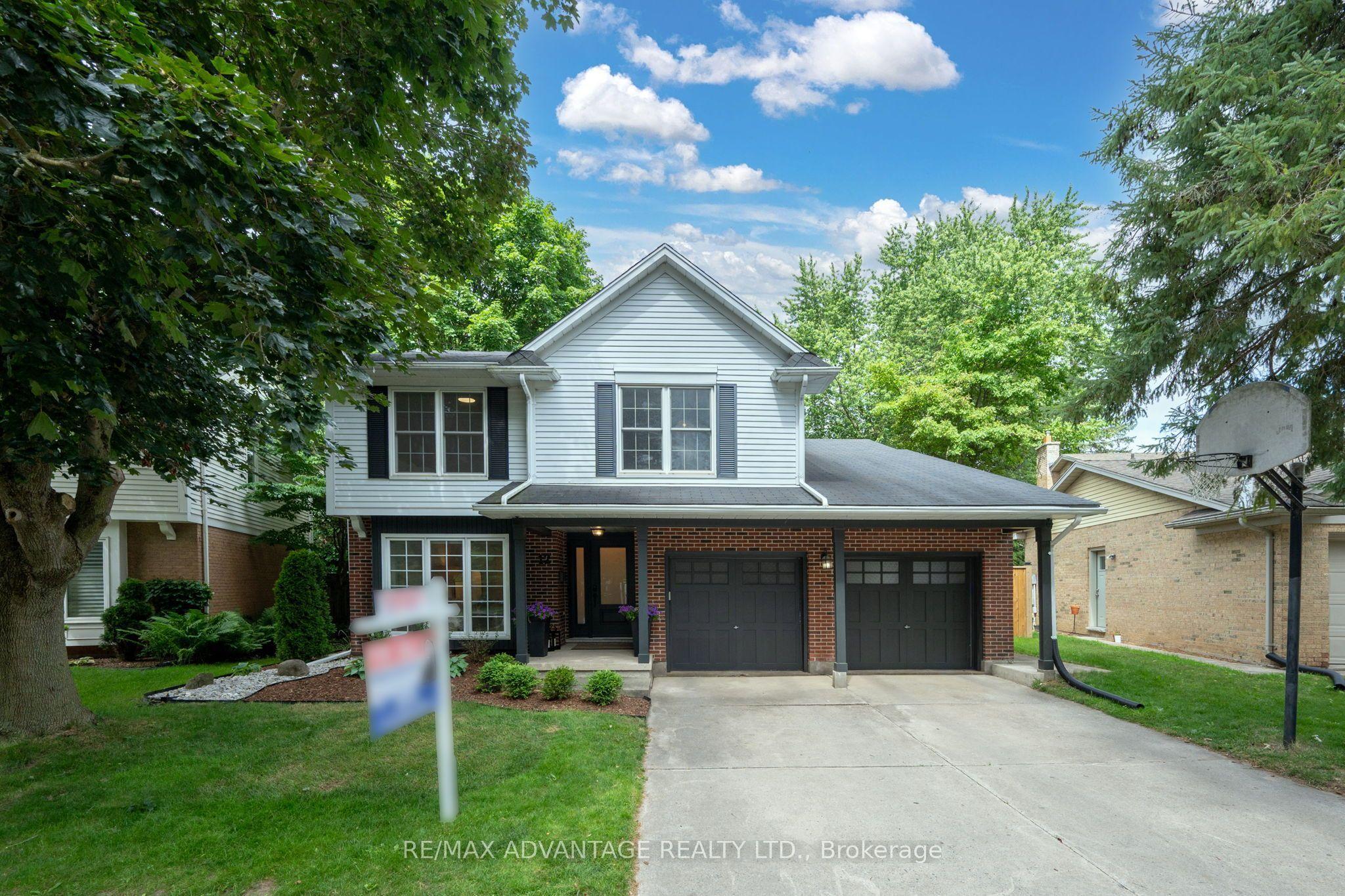 12 Spencer Crescent — photo 1