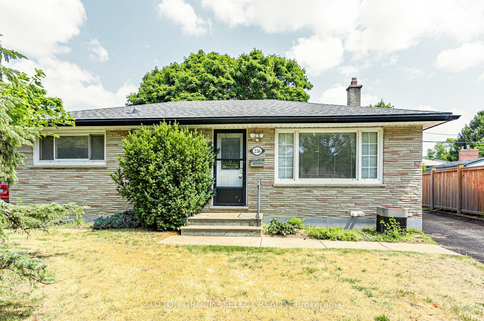 256 Tweedsmuir Avenue — photo 1