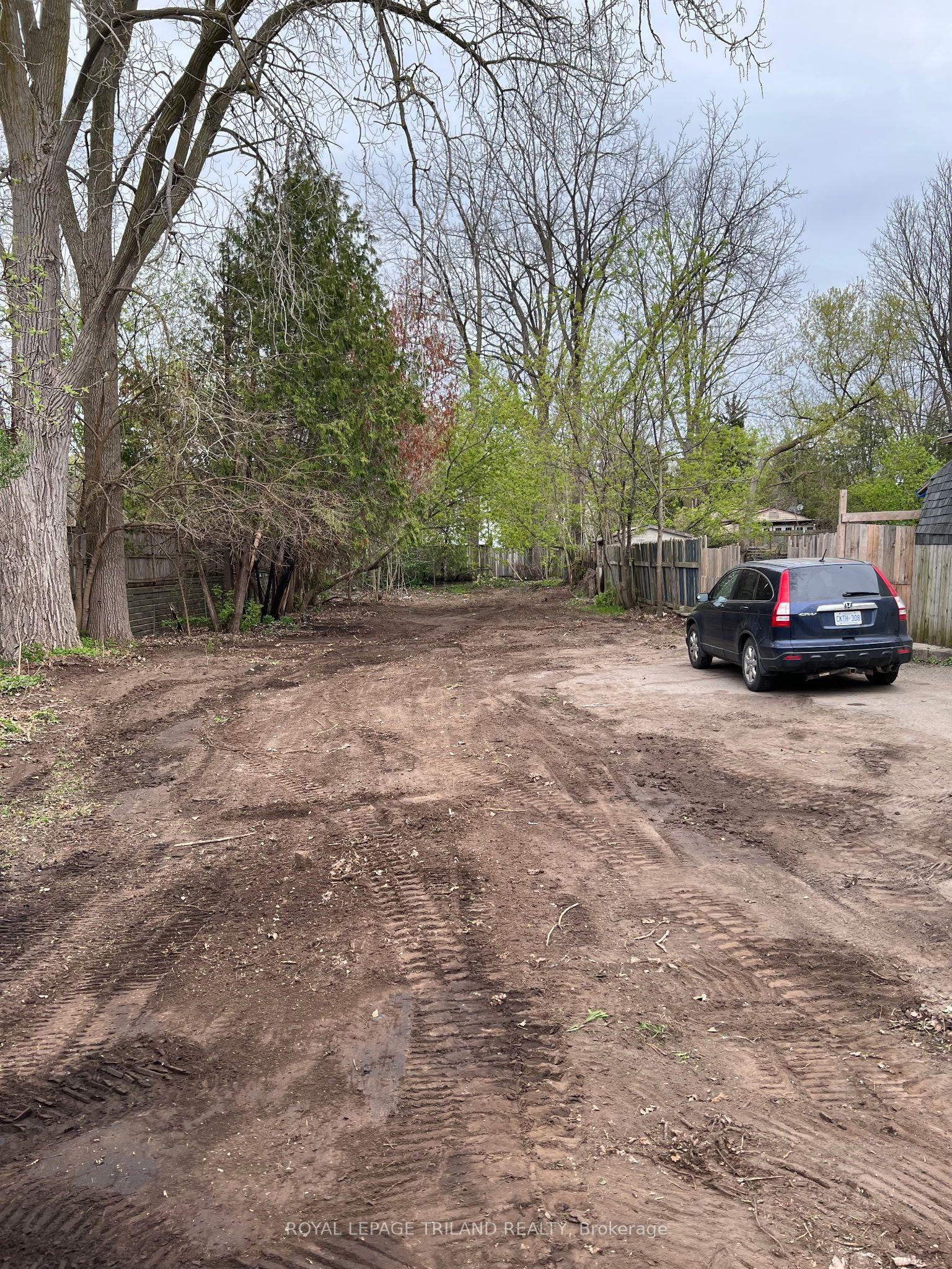 121 Riverside Drive — photo 1