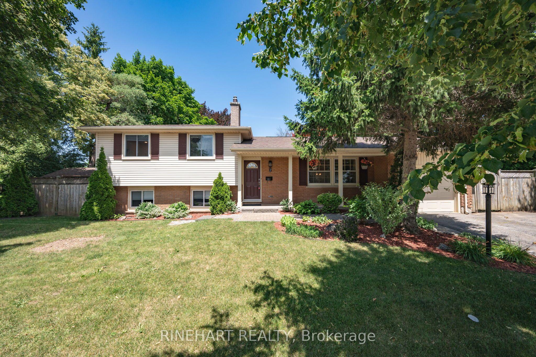 2 Lloyd Manor Crescent — photo 1