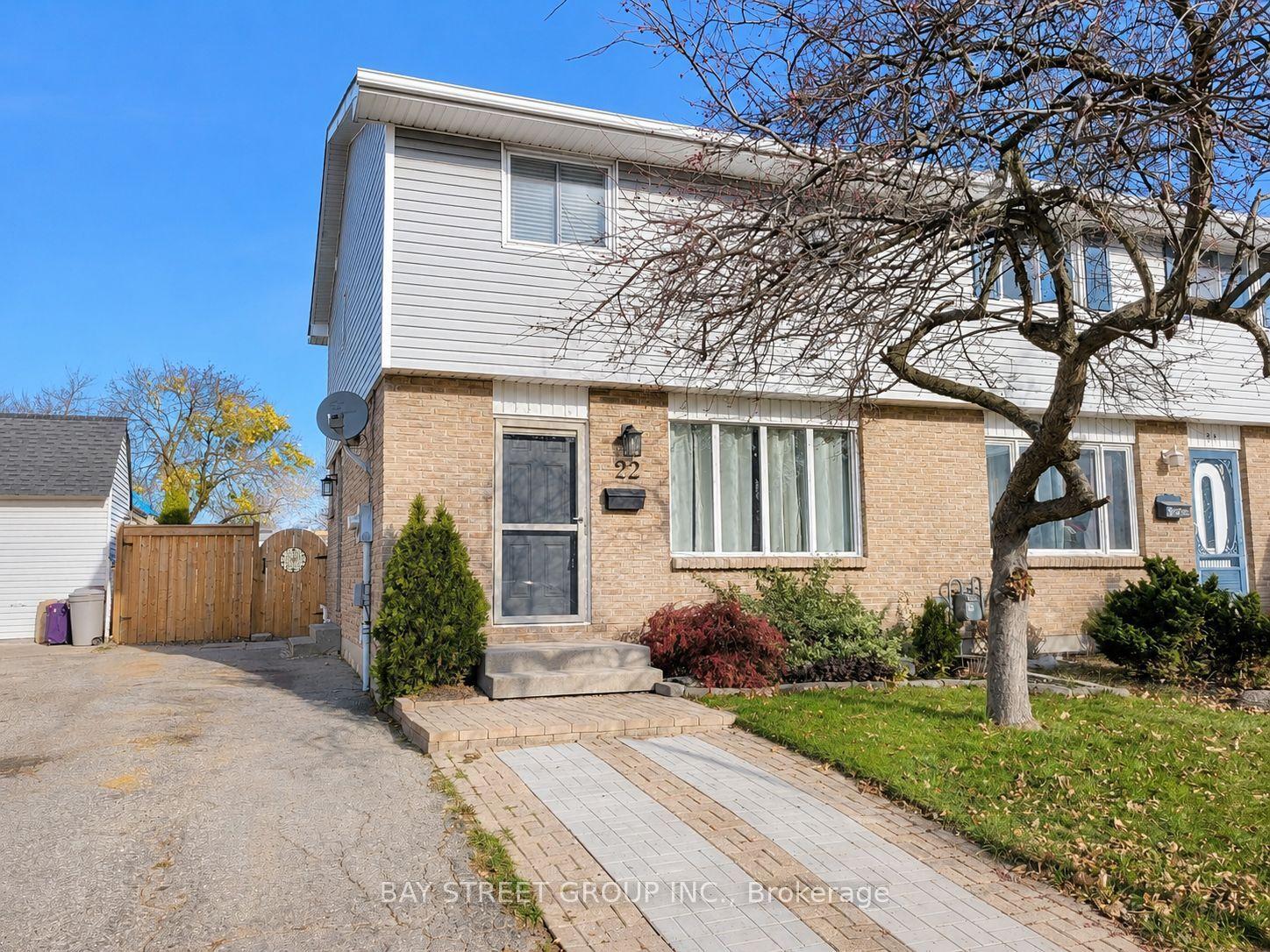 22 ROSAMOND Crescent — photo 1
