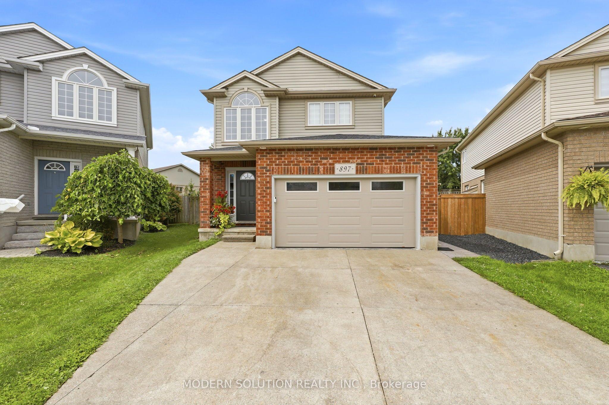 897 Bradshaw Crescent — photo 1