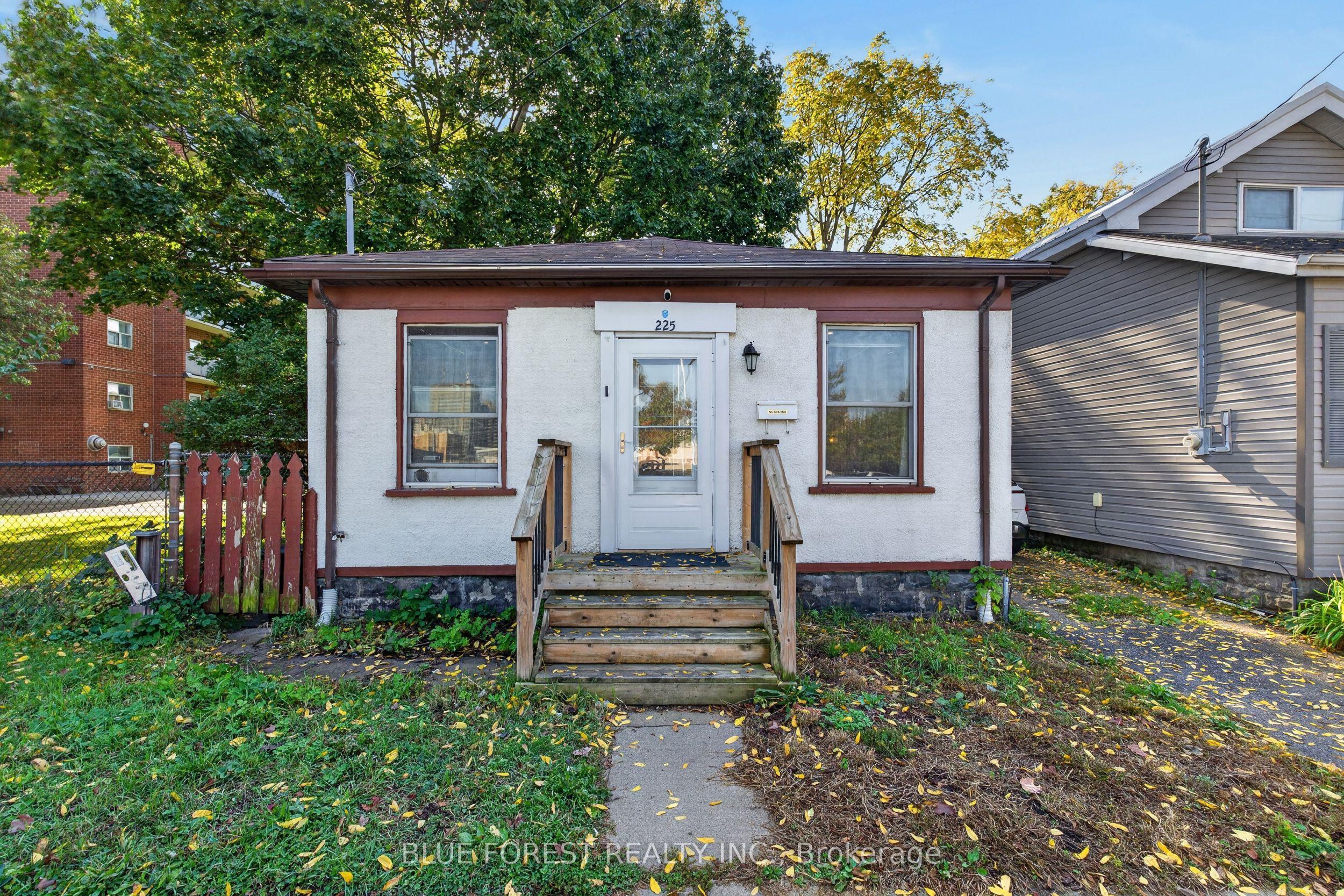 225 Simcoe Street — photo 1