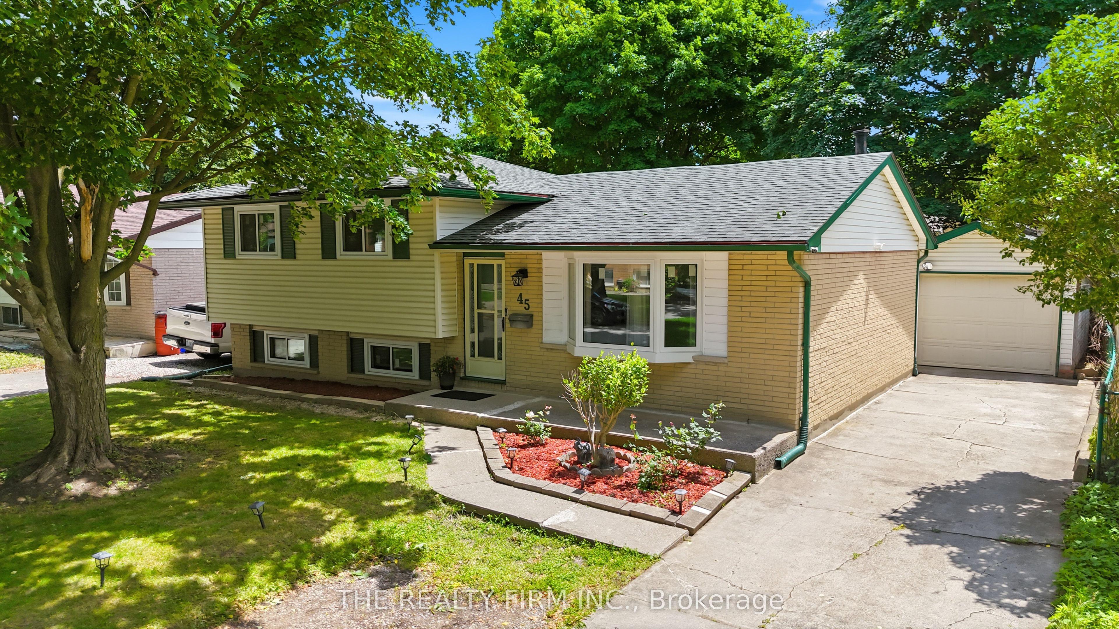 45 Amy Crescent — photo 1