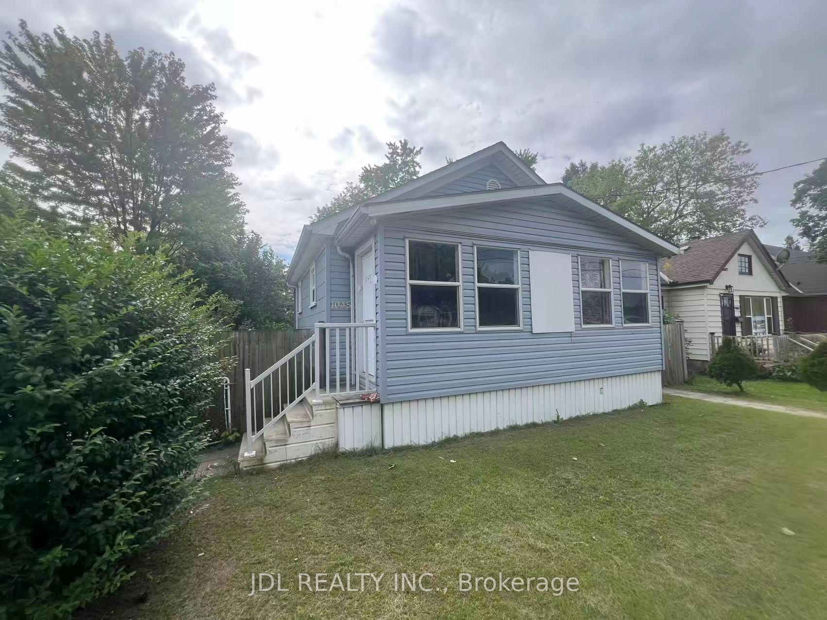 1045 OXFORD Street E — photo 1