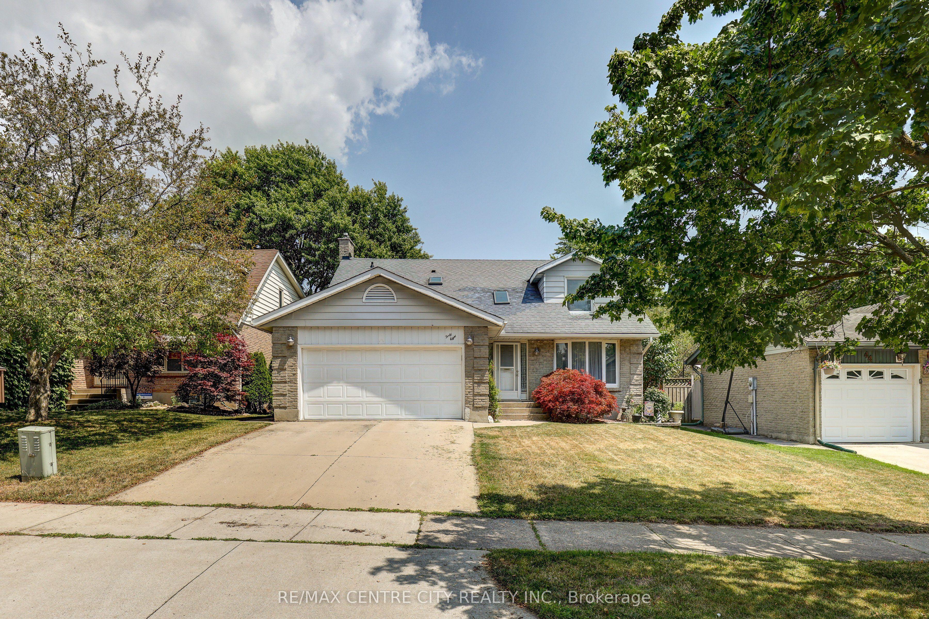 48 Clarendon Crescent — photo 1