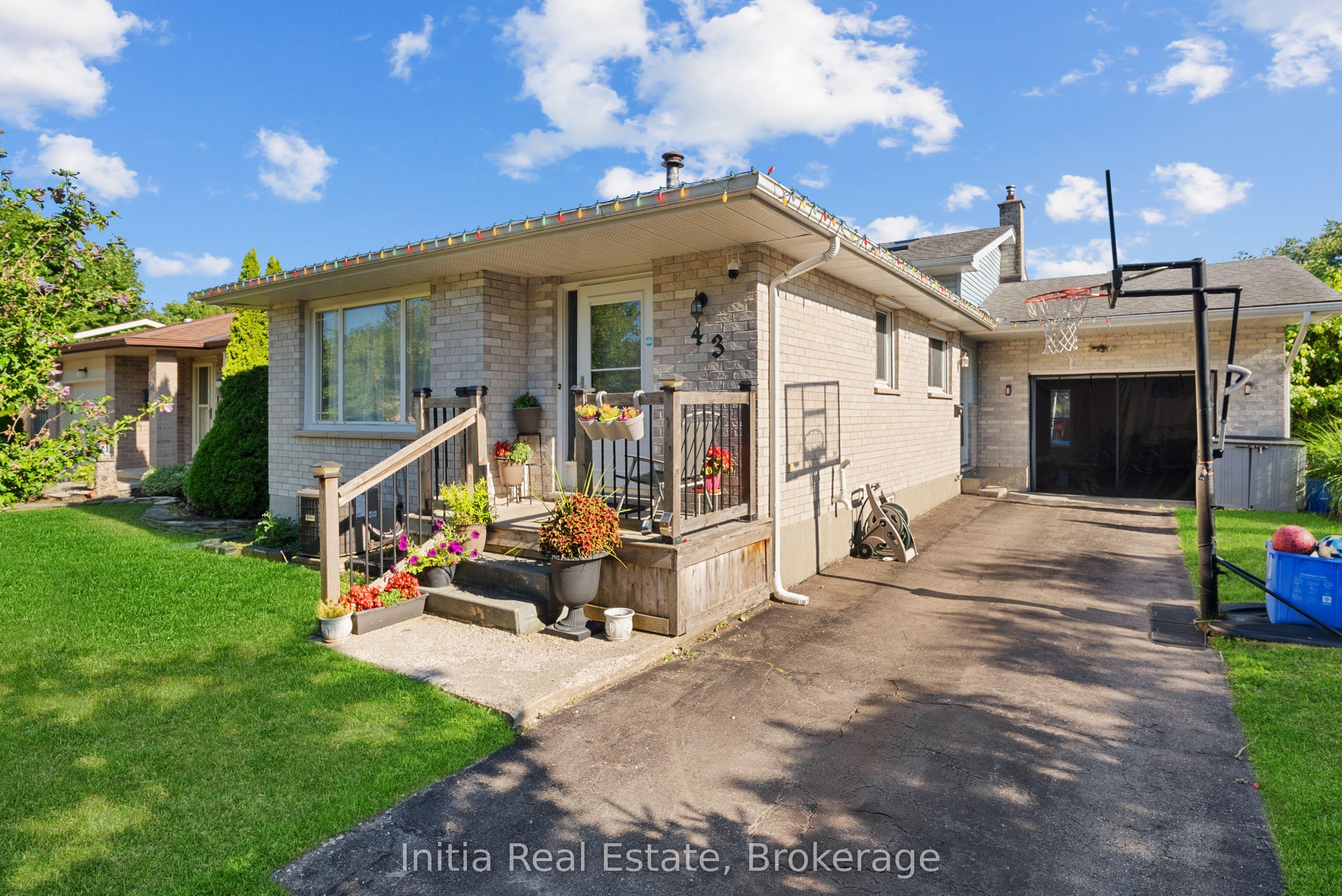 43 Sussex Crescent — photo 1