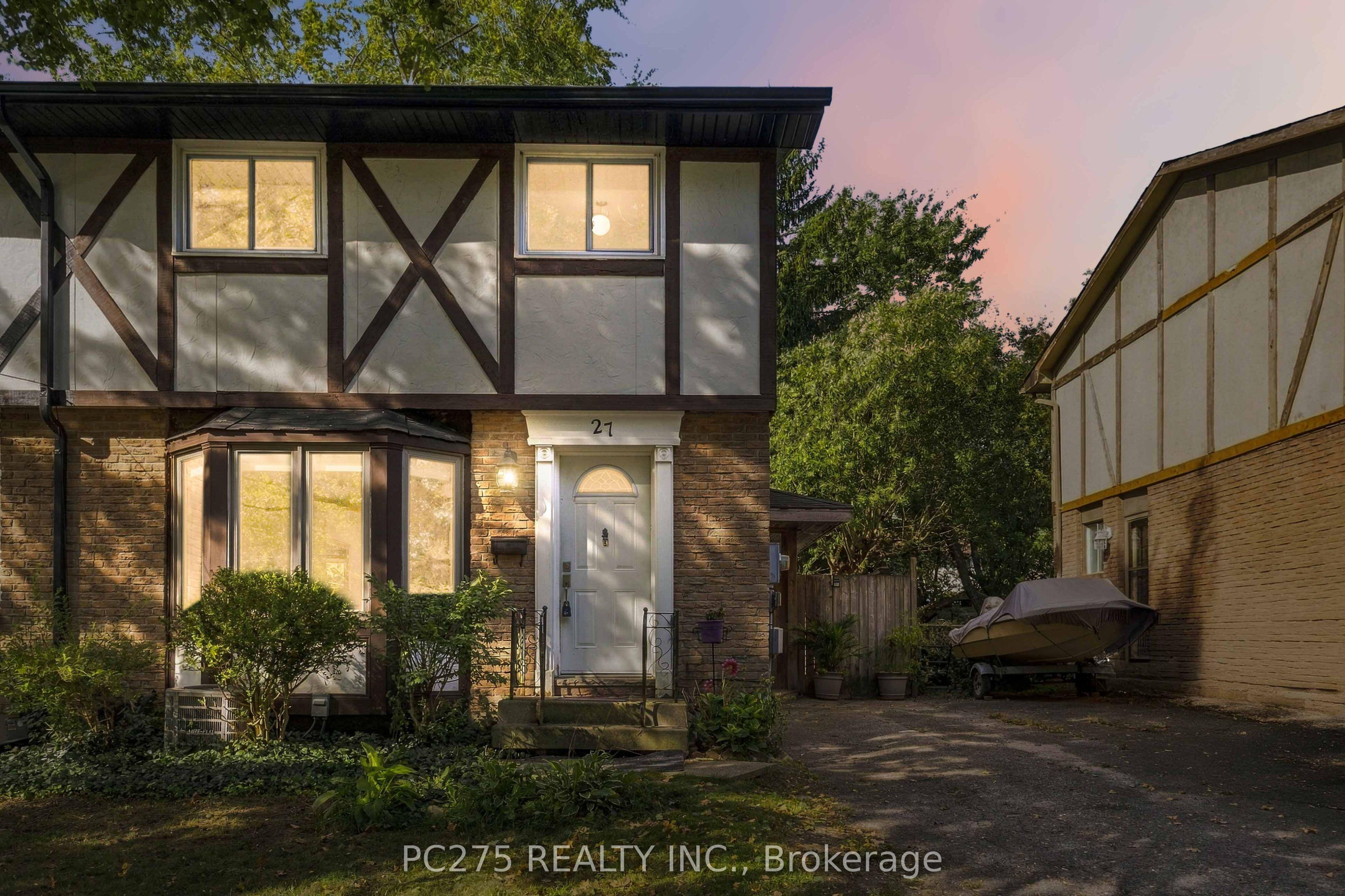 27 Sasha Crescent — photo 1