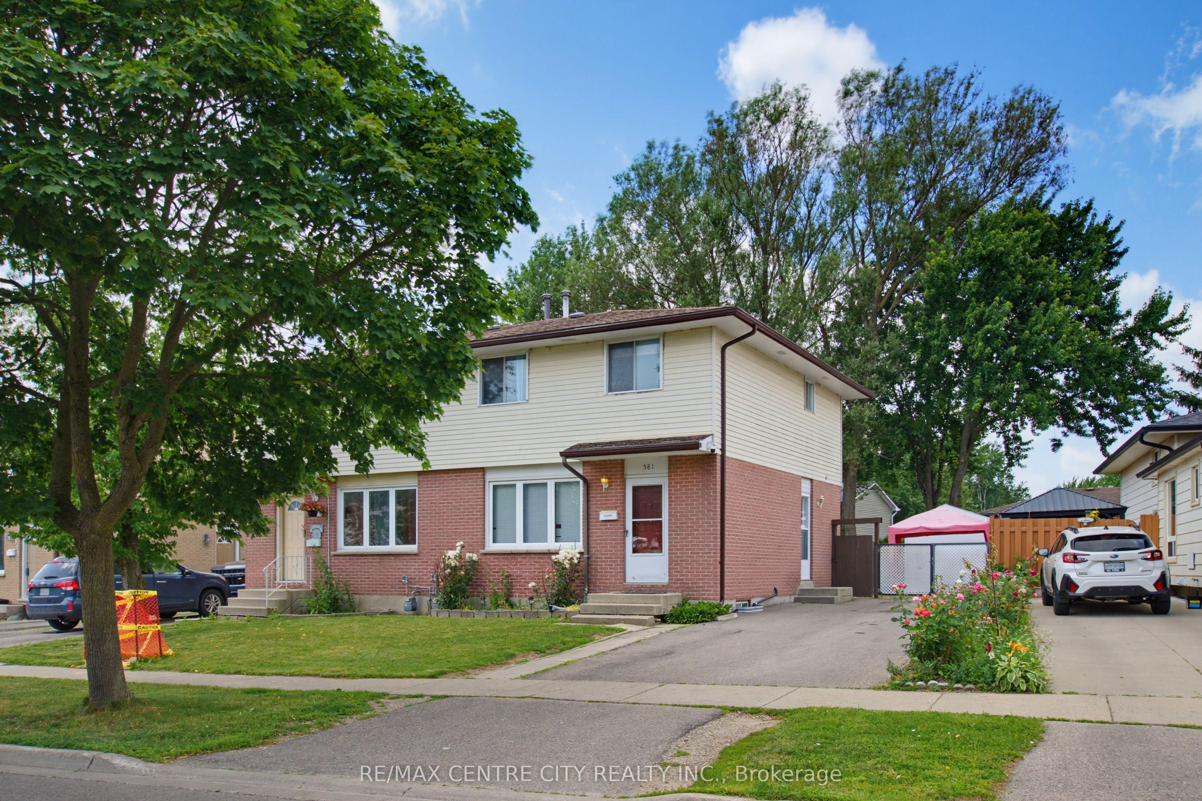 581 Deveron Crescent — photo 1