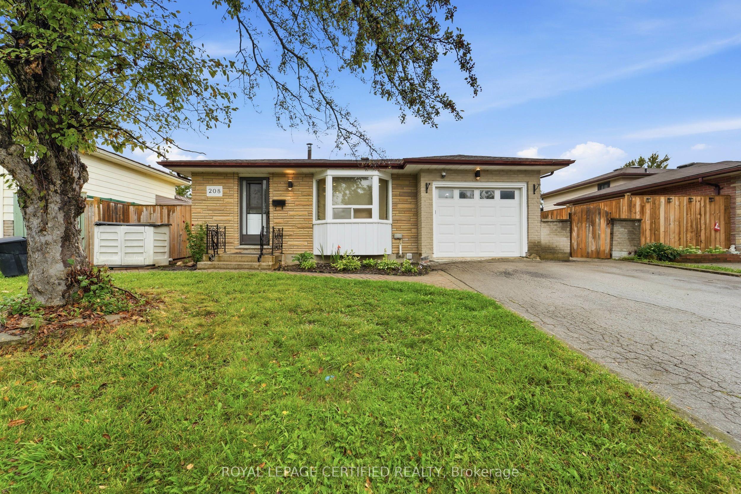 208 Deveron Crescent — photo 1