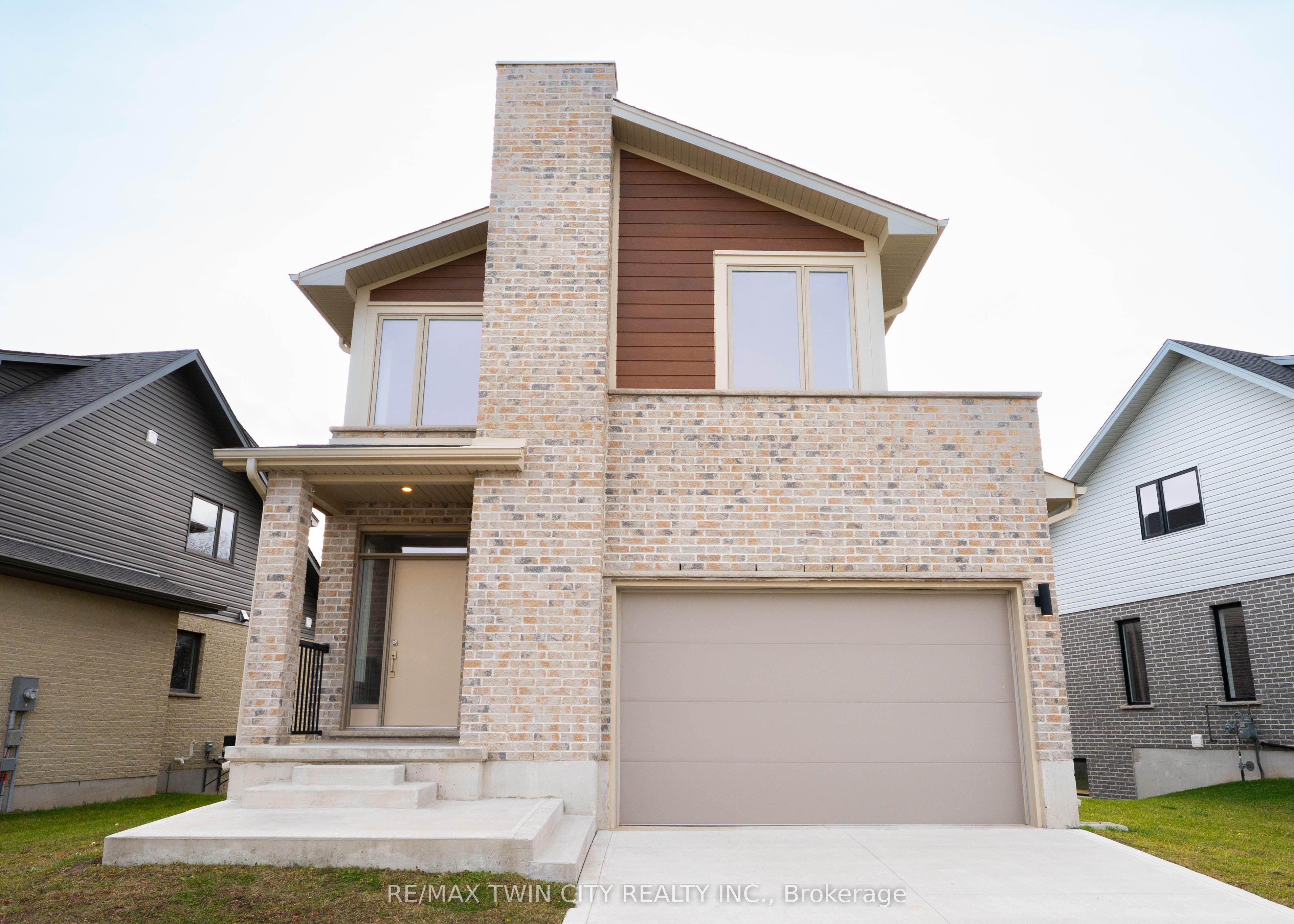 2092 Evans Crescent — photo 1