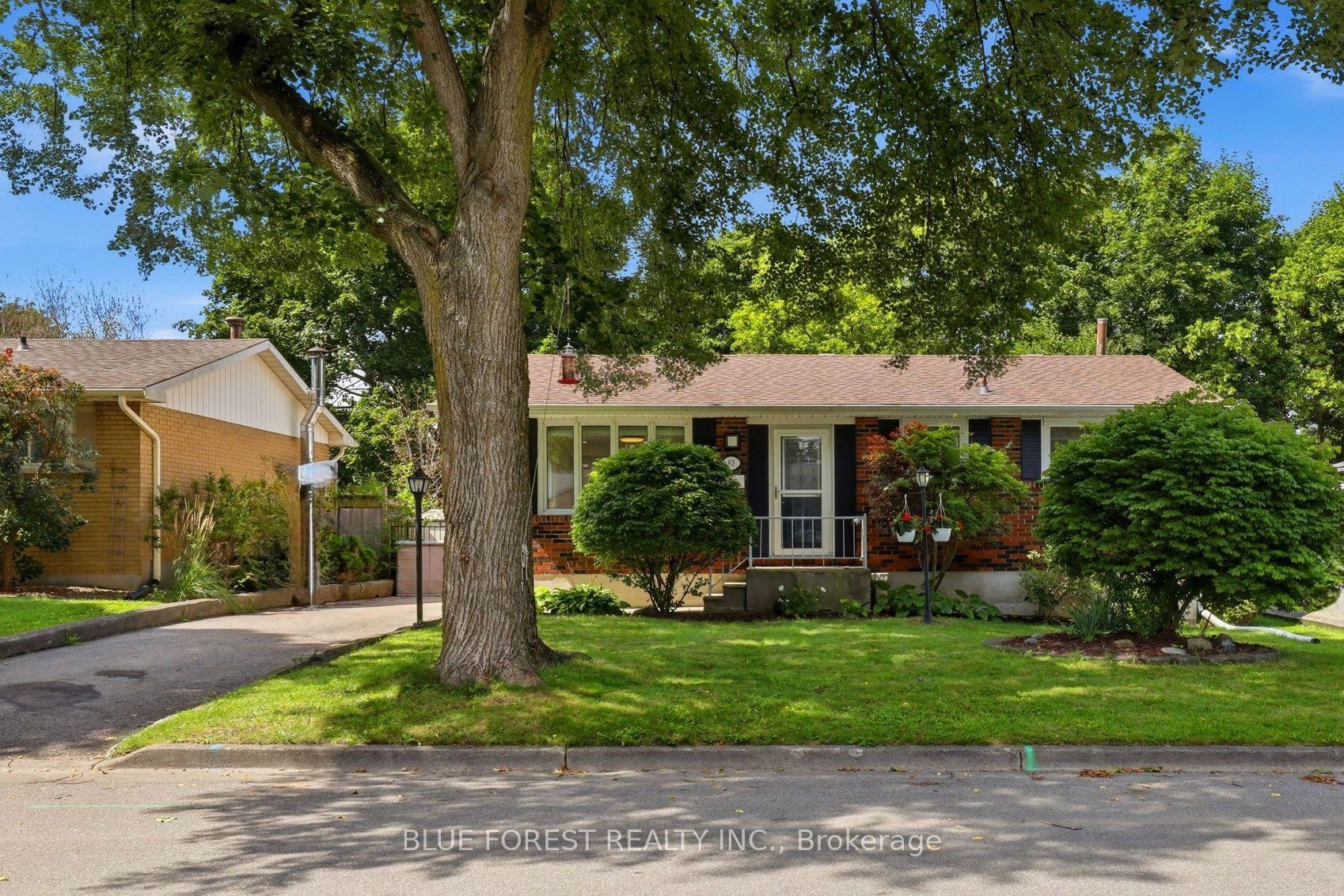 83 Amy Crescent — photo 1