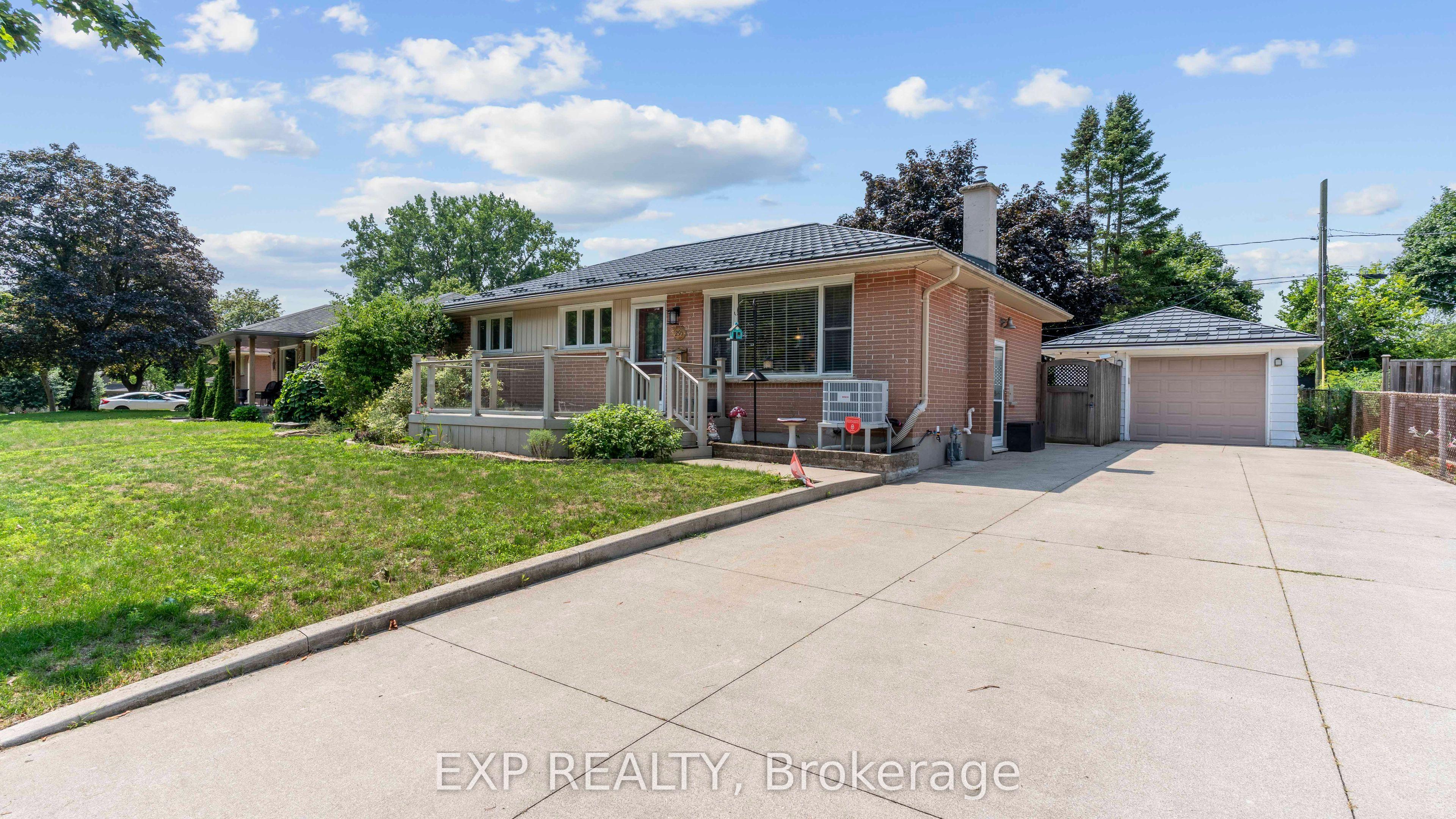 295 Tweedsmuir Avenue — photo 1