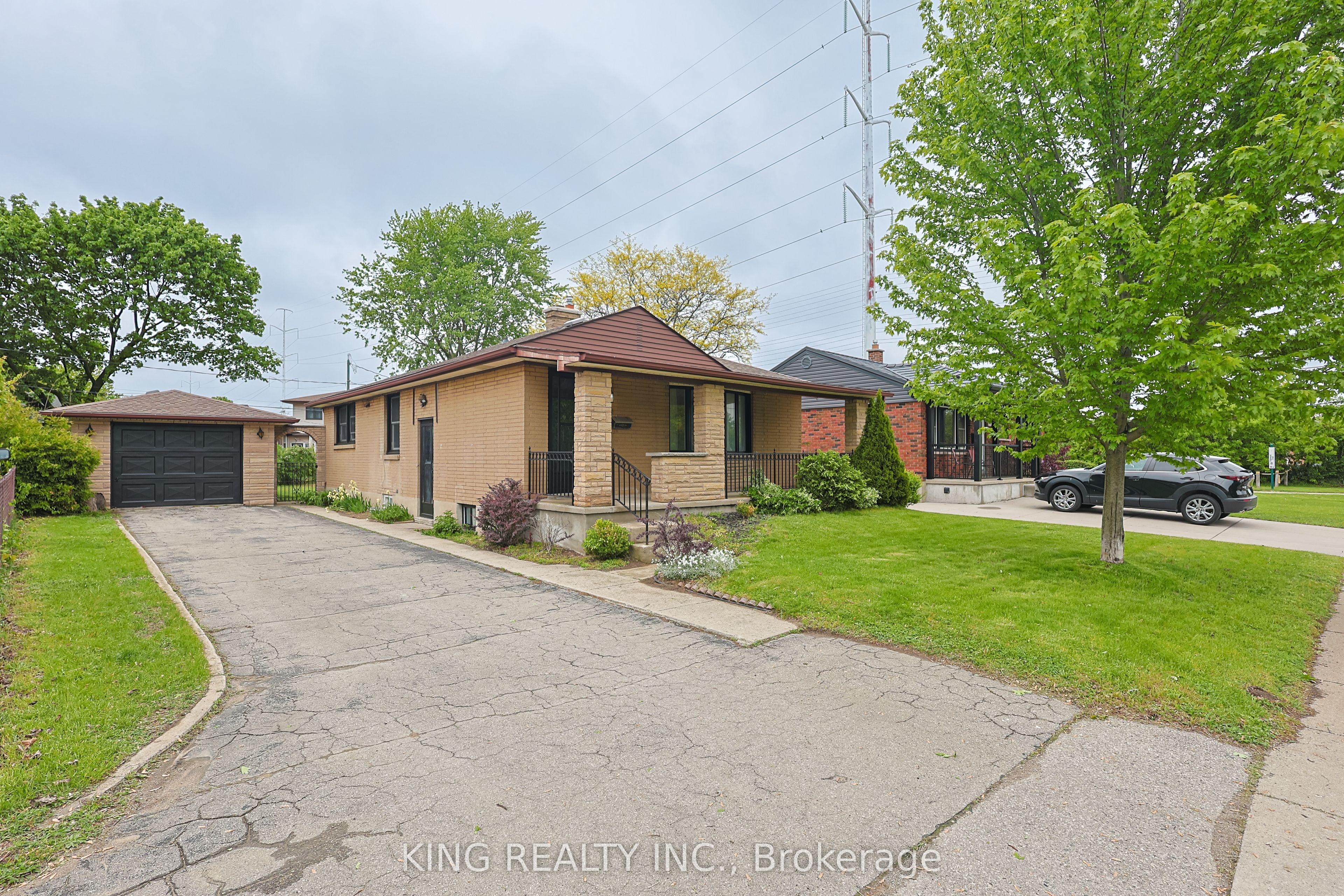 54 Tweedsmuir Avenue — photo 1