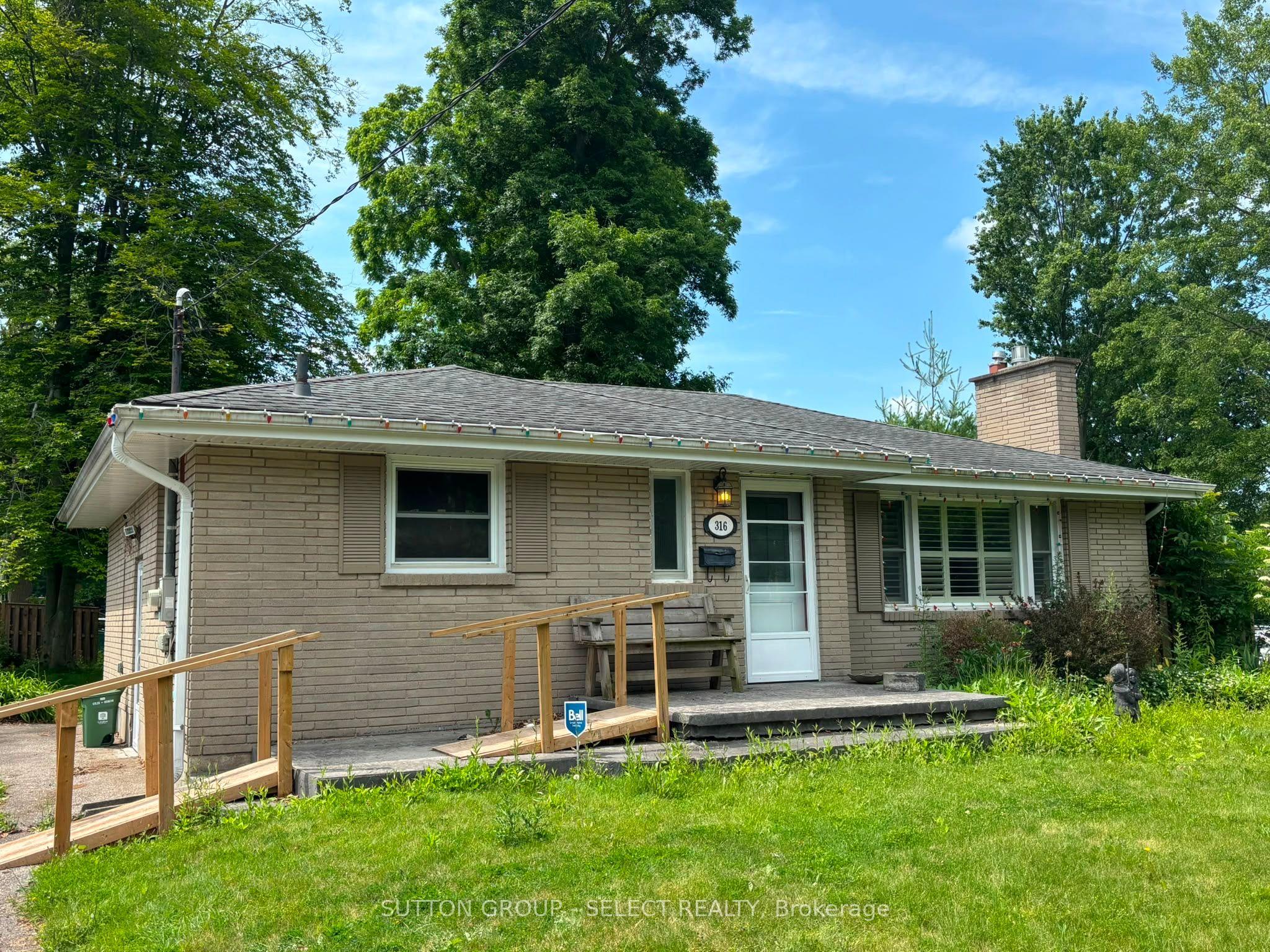 316 RIDGEWOOD Crescent — photo 1