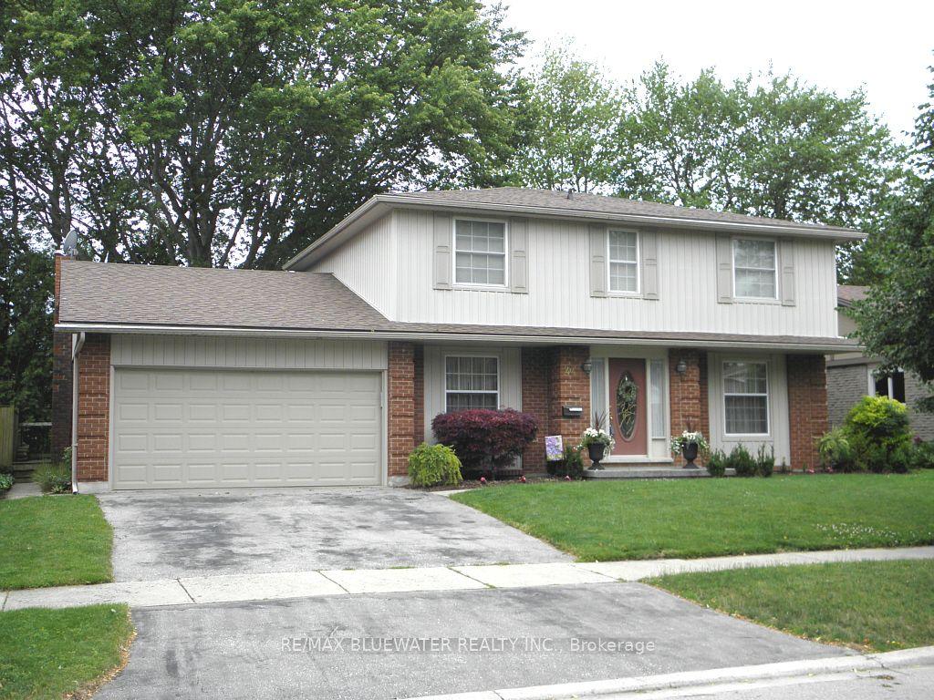 44 Spencer Crescent — photo 1