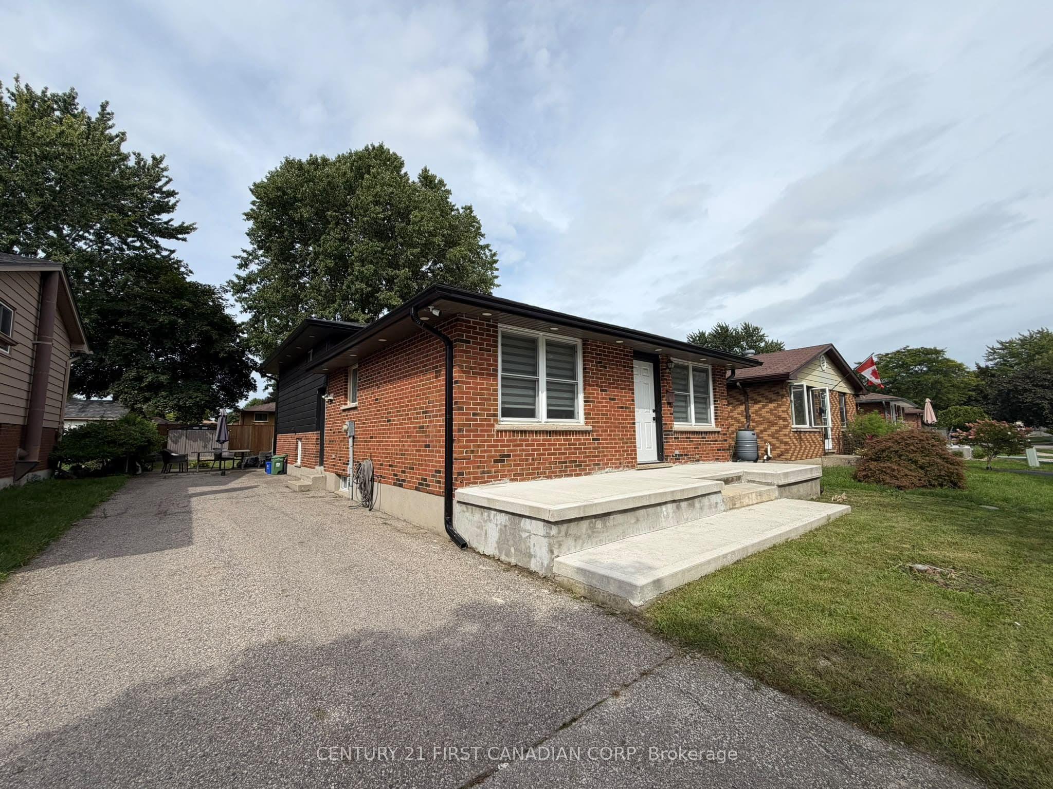 6 Nicholas Crescent — photo 1