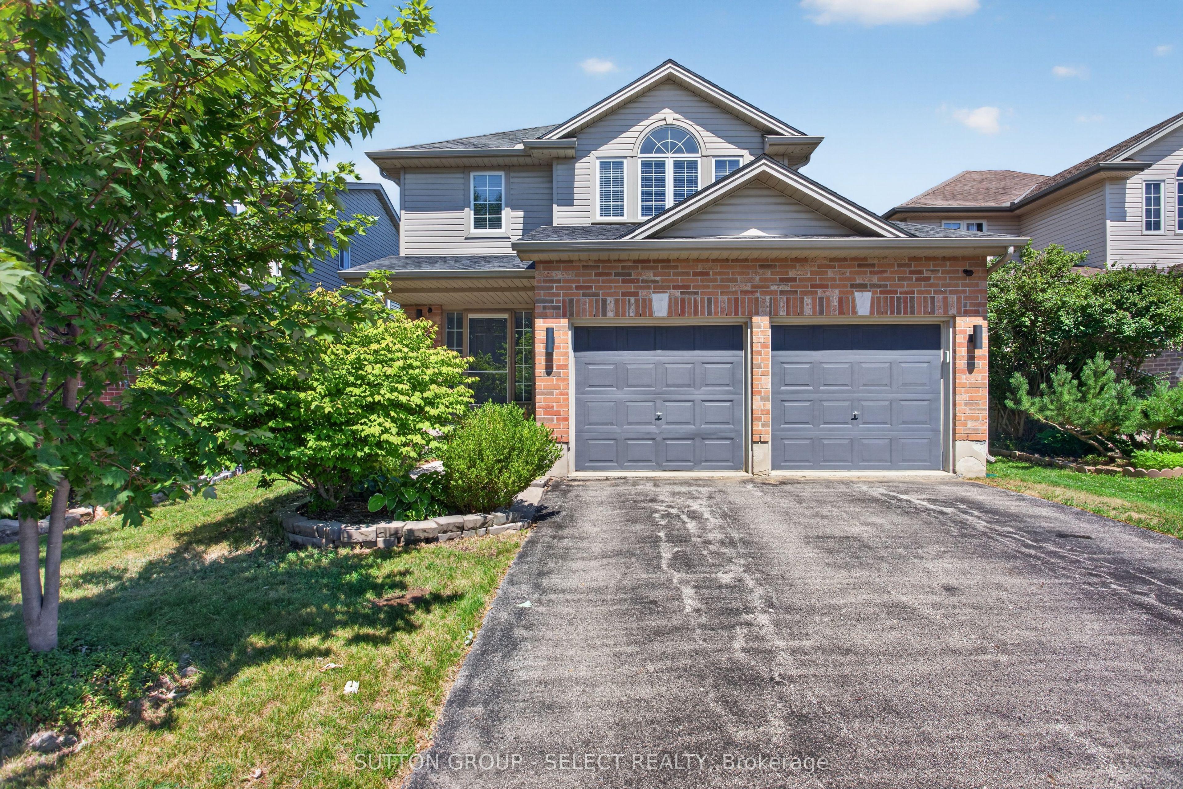 1647 Bayswater Crescent — photo 1