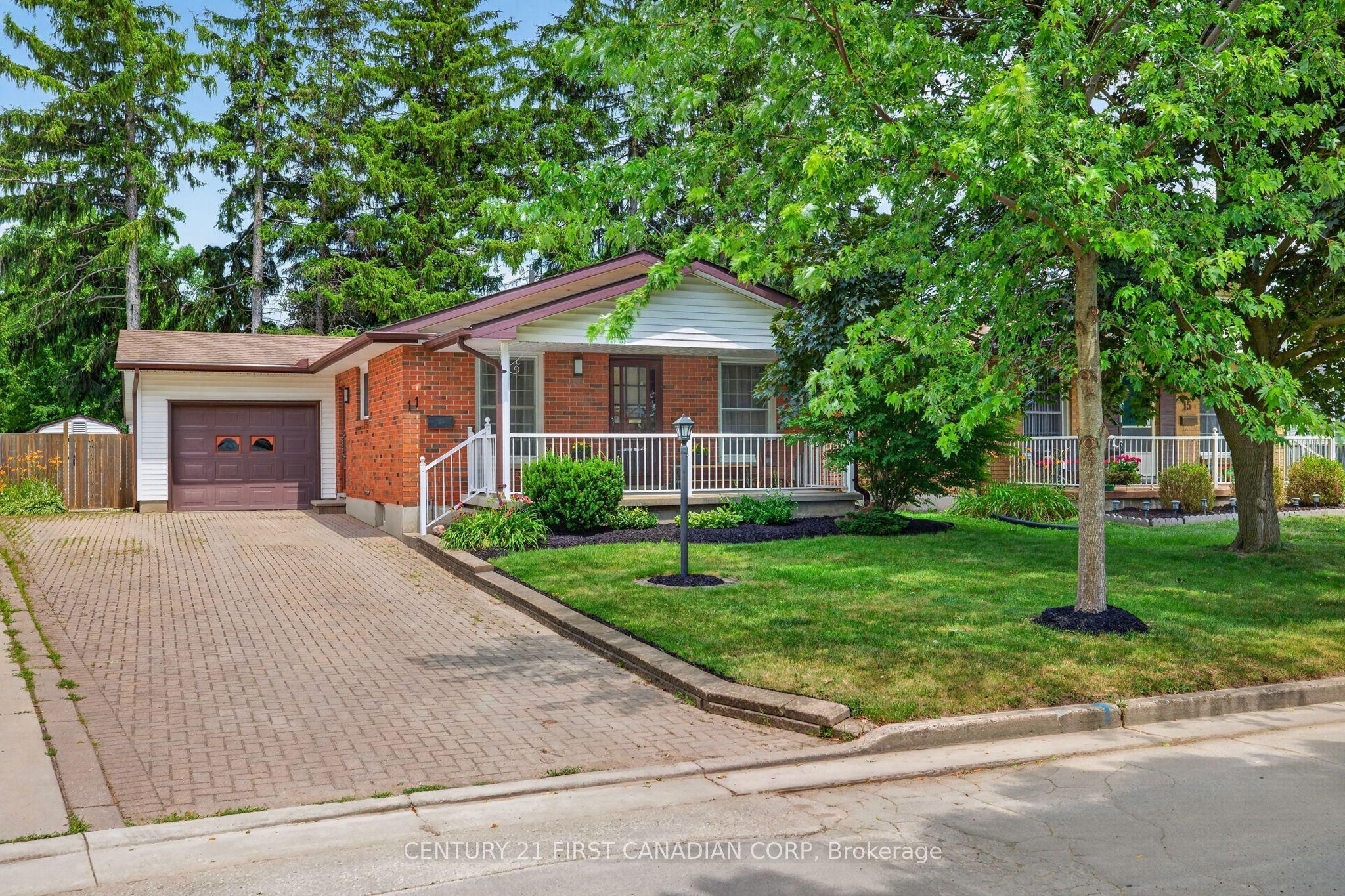 11 Cornell Crescent — photo 1