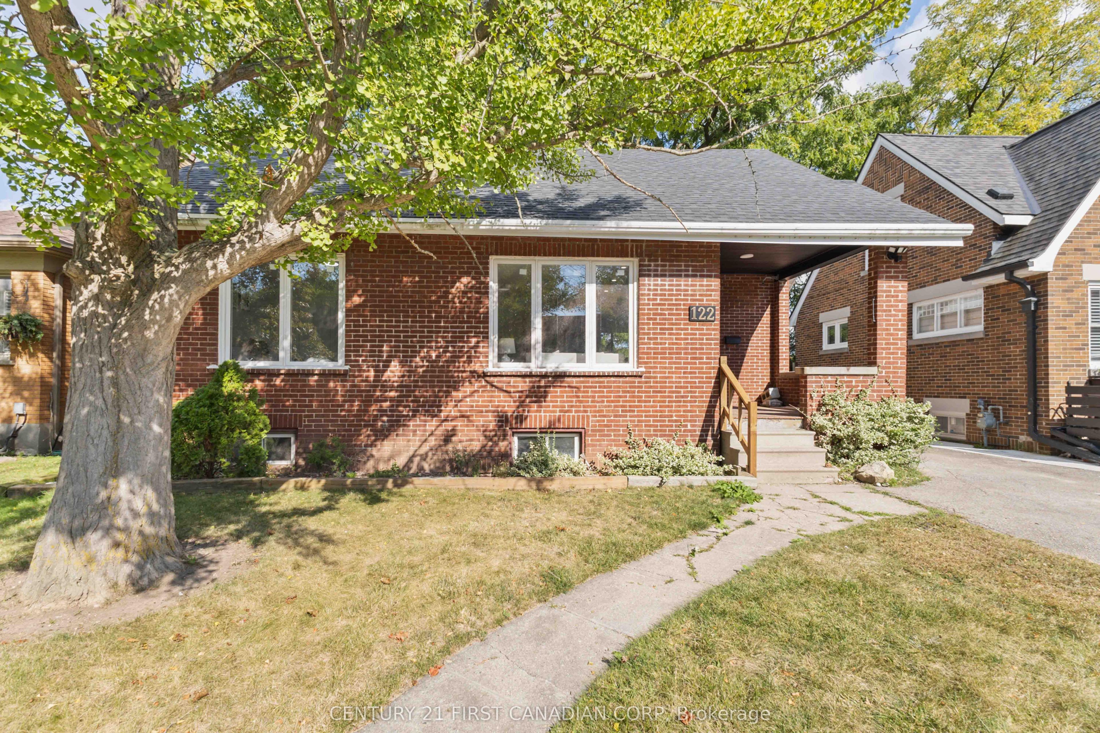 122 Windsor Crescent — photo 1