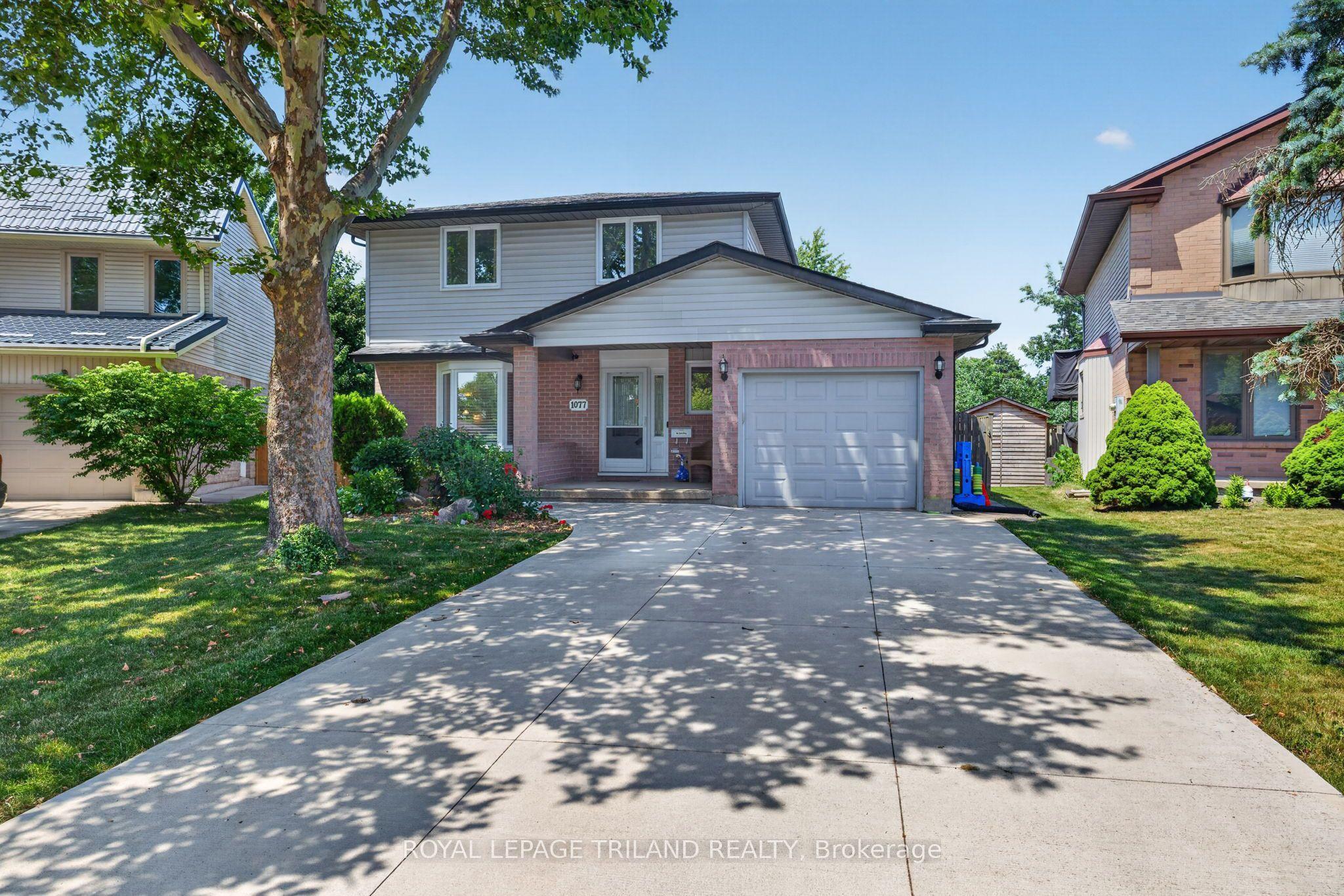 1077 MAHOGANY Crescent — photo 1