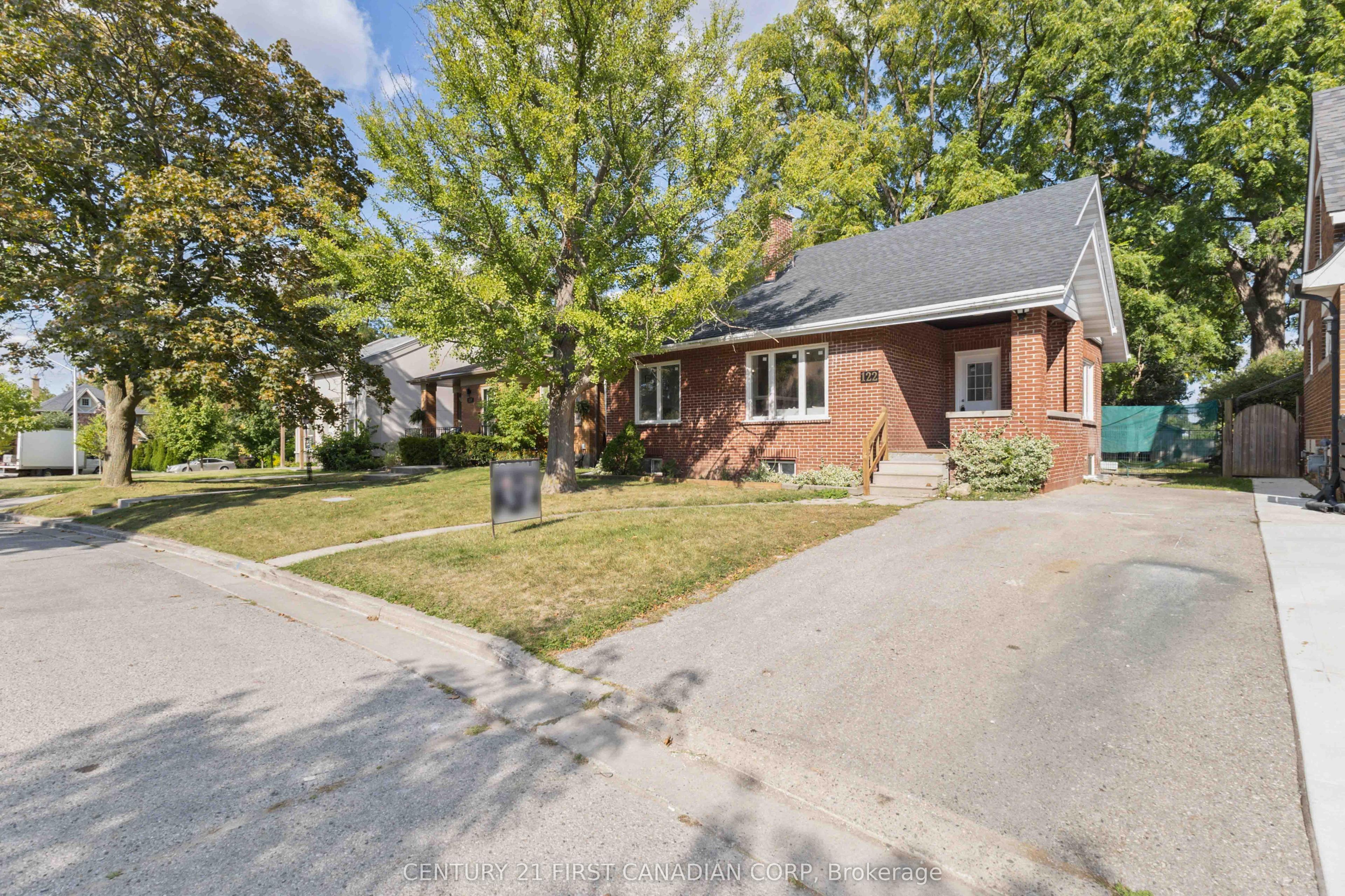 122 Windsor Crescent — photo 1